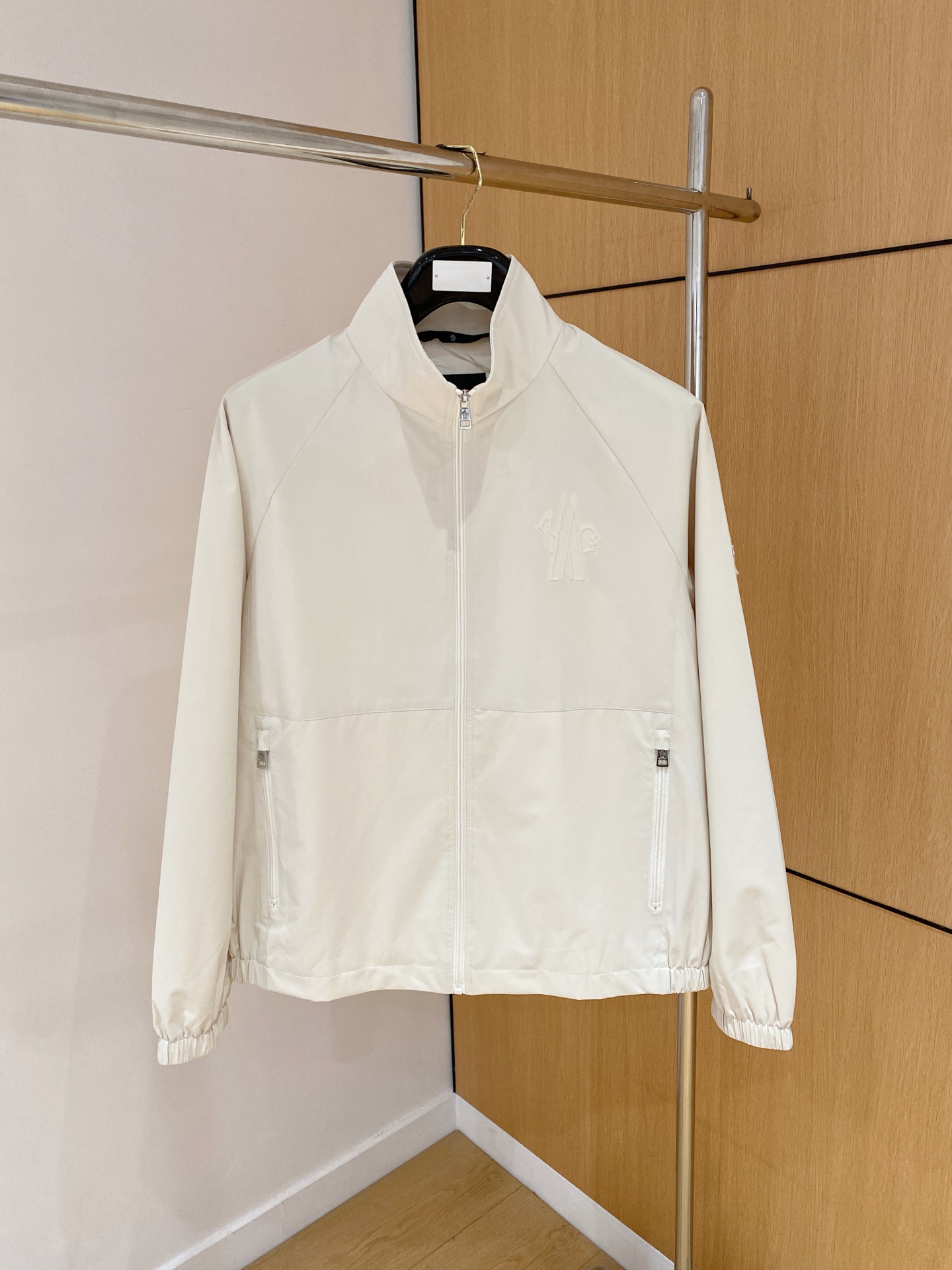 NO:514788,2025ss autumn and winter new series of masked casual jackets are released simultaneously on counters. Ultra-high craftsmanship windbreaker jackets. Casual and fashionable. Imported memory polyester fabric. Ultra-light and heavy-weight. Light luxury and easy to match. Very particular workmanship details. Brand armbands. Original hardware accessories. Pursuing high-end and luxurious style. The style does not pick on the figure. The upper body is handsome. Recommended hot products. Color: beige. Black. Number: 1-5., Moncler. Jackets & coats. Jackets & coats. Alexander wang.198609092025ss秋冬新款系列蒙口休闲夹克外套 专柜同步发售 超高工艺的风衣外套 休闲时尚 进口记忆聚酯纤维面料 超轻盈无重感 轻奢好搭配 做工细节非常讲究 品牌臂章 原版五金辅料配件 追求高端与奢华的风范 版型不挑身材 上身爆帅 爆款推荐 颜色:米色 黑色 码数:1-5,,Moncler,jackets & coats,jackets & coats,alexander wang,Men's clothing