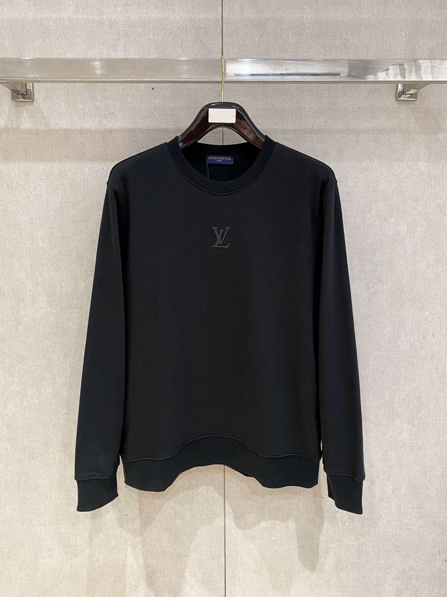 NO:529861,LouisVuitton 2025FW autumn and winter new product, basic casual pullover sweatshirt, a must-have style for high-end temperament, a single item with a very tone and charm!  The details are exquisite and sophisticated, first-class, fashionable and loose tailored, which can be perfectly controlled by both men and women. It is excellent in both inner wear and single wear. It is a sweatshirt that can easily highlight temperament and taste on the upper body!  Same size chart M bust 112 Length 69 Sleeve length 64 L Bust 116 Length 71 Sleeve length 65.5 XL Bust 120 Length 73 Sleeve length 67 XXL bust 124 Length 75 Sleeve length 68.5, louis vuitton,louis vuitton,hoodie,sweatshirts,alexander wang19860909LouisVuitton 路易威登 2025FW秋冬新品 基础款休闲套头卫衣,高端气质型必入的极品款式,一款极具腔调感与魅力的单品！ 细节精致考究,品相一流,时尚宽松型剪裁,男女皆可完美驾驭,无论内搭还是单穿都非常出色,上身极易凸显气质和品位的一款卫衣！ 男女同款 尺寸表 M胸围112 衣长69 袖长64 L 胸围116 衣长71 袖长65.5 XL 胸围120 衣长73 袖长67 XXL胸围124 衣长75 袖长68.5,,louis vuitton,louis vuitton,hoodie,sweatshirts,alexander wang,Men's clothing