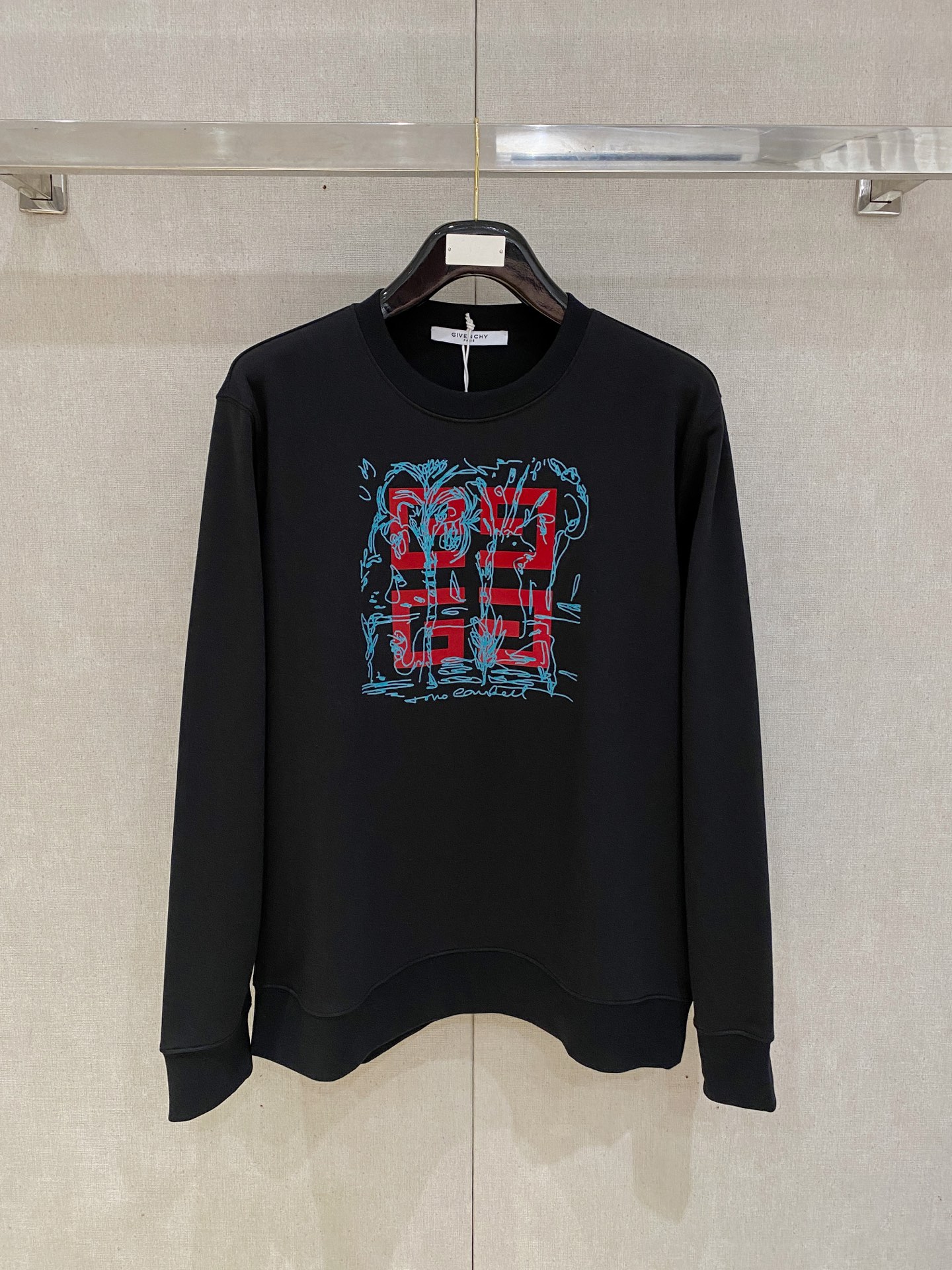 NO:529858,Givenchy 2025FW autumn and winter new product, basic casual pullover sweatshirt, a must-have style for high-end temperament, a single item with a very tone and charm!  The details are exquisite and sophisticated, first-class, fashionable and loose tailored, which can be perfectly controlled by both men and women. It is excellent in both inner wear and single wear. It is a sweatshirt that can easily highlight temperament and taste on the upper body!  Same size chart M bust 112 Length 69 Sleeve length 64 L Bust 116 Length 71 Sleeve length 65.5 XL Bust 120 Length 73 Sleeve length 67 XXL bust 124 Length 75 Sleeve length 68.5, given 100, given 100, given 100, given 100, given 100, given 100, given 100, given 100, given 100, given 100, given 100, given 100, given 100, given 100, given 100, given 100, given 100, given 100, given 100, given 100, given 100, given 100, given 100, given 100, given 100, given 100, given 119860909Givenchy 纪梵希 2025FW秋冬新品 基础款休闲套头卫衣,高端气质型必入的极品款式,一款极具腔调感与魅力的单品！ 细节精致考究,品相一流,时尚宽松型剪裁,男女皆可完美驾驭,无论内搭还是单穿都非常出色,上身极易凸显气质和品位的一款卫衣！ 男女同款 尺寸表 M胸围112 衣长69 袖长64 L 胸围116 衣长71 袖长65.5 XL 胸围120 衣长73 袖长67 XXL胸围124 衣长75 袖长68.5,,givenchy,givenchy,hoodie,sweatshirts,alexander wang,Men's clothing