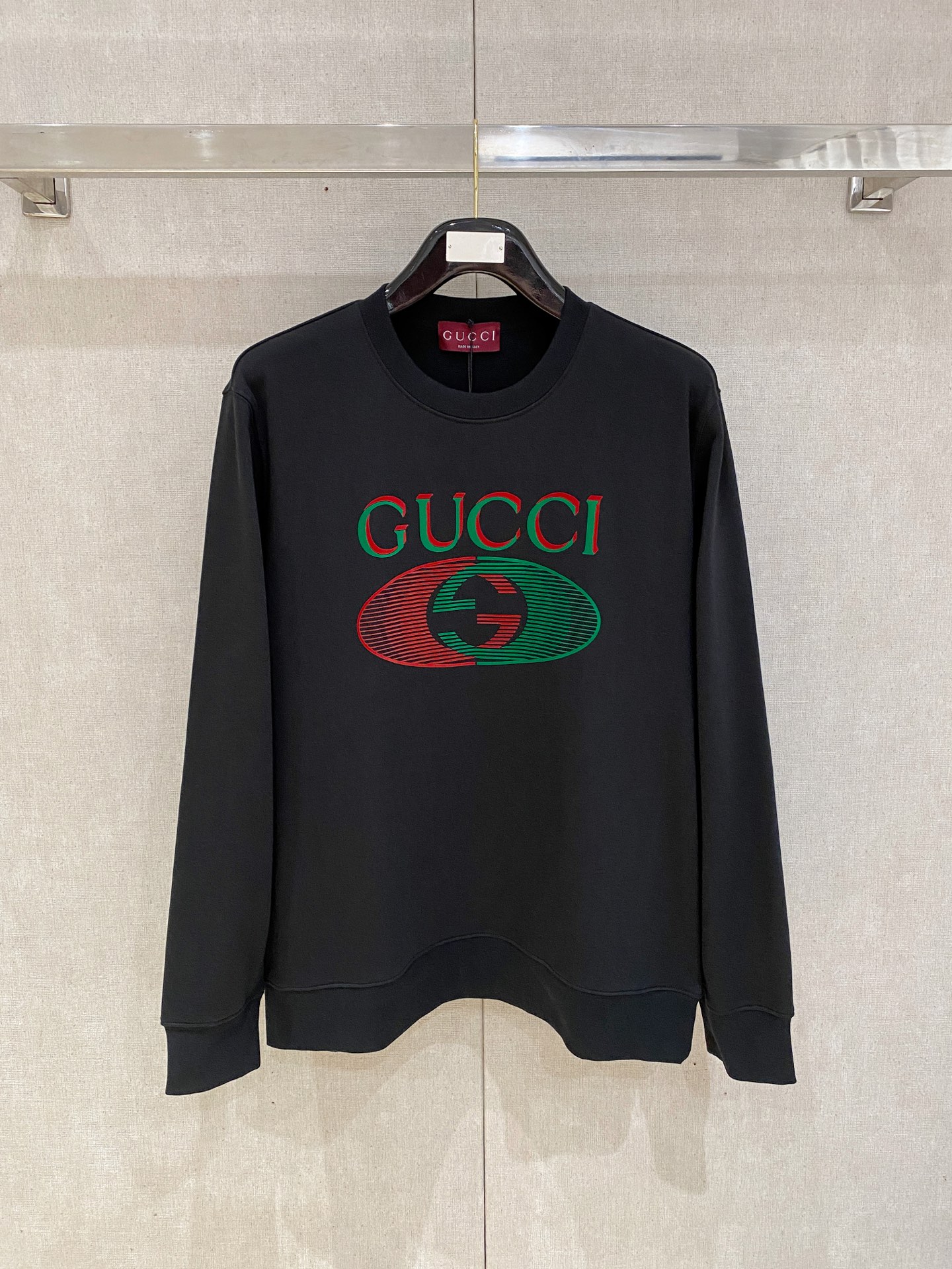 NO:529855,GUCCI 2025FW autumn and winter new product, basic casual pullover sweatshirt, a must-have style for high-end temperament, a single item with a very tone and charm!  The details are exquisite and sophisticated, first-class, fashionable and loose tailored, which can be perfectly controlled by both men and women. It is excellent in both inner wear and single wear. It is a sweatshirt that can easily highlight temperament and taste on the upper body!  Same size chart M bust 112 Length 69 Sleeve length 64 L Bust 116 Length 71 Sleeve length 65.5 XL Bust 120 Length 73 Sleeve length 67 XXL bust 124 Length 75 Sleeve length 68.5, gucci,hoodie,sweatshirts,alexander wang19860909GUCCI 古奇 2025FW秋冬新品 基础款休闲套头卫衣,高端气质型必入的极品款式,一款极具腔调感与魅力的单品！ 细节精致考究,品相一流,时尚宽松型剪裁,男女皆可完美驾驭,无论内搭还是单穿都非常出色,上身极易凸显气质和品位的一款卫衣！ 男女同款 尺寸表 M胸围112 衣长69 袖长64 L 胸围116 衣长71 袖长65.5 XL 胸围120 衣长73 袖长67 XXL胸围124 衣长75 袖长68.5,,gucci,hoodie,sweatshirts,alexander wang,Men's clothing