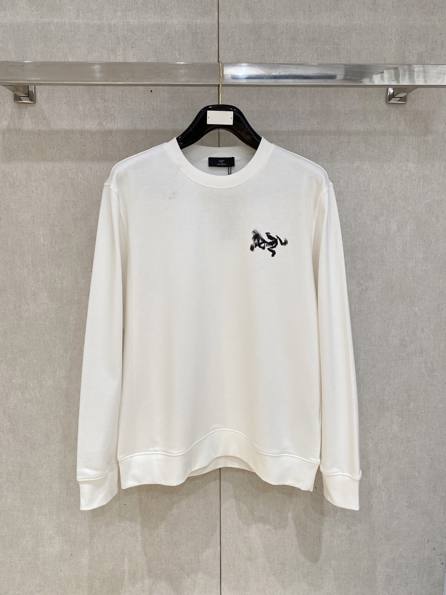 NO:529864,ARCTERYX 2025FW autumn and winter new product, basic casual pullover sweatshirt, a must-have style for high-end temperament, a single item with a very tone and charm!  The details are exquisite and sophisticated, first-class, fashionable and loose tailored, which can be perfectly controlled by both men and women. It is excellent in both inner wear and single wear. It is a sweatshirt that can easily highlight temperament and taste on the upper body!  Same size chart M bust 112 Length 69 Sleeve length 64 L bust 116 Length 71 Sleeve length 65.5 XL bust 120 Length 73 Sleeve length 67 XXL bust 124 Length 75 Sleeve length 68.5,arc'teryx,hoodie,sweatshirts,alexander wang19860909ARCTERYX 始祖鸟 2025FW秋冬新品 基础款休闲套头卫衣,高端气质型必入的极品款式,一款极具腔调感与魅力的单品！ 细节精致考究,品相一流,时尚宽松型剪裁,男女皆可完美驾驭,无论内搭还是单穿都非常出色,上身极易凸显气质和品位的一款卫衣！ 男女同款 尺寸表 M胸围112 衣长69 袖长64 L 胸围116 衣长71 袖长65.5 XL 胸围120 衣长73 袖长67 XXL胸围124 衣长75 袖长68.5,arc'teryx,hoodie,sweatshirts,alexander wang,Men's clothing