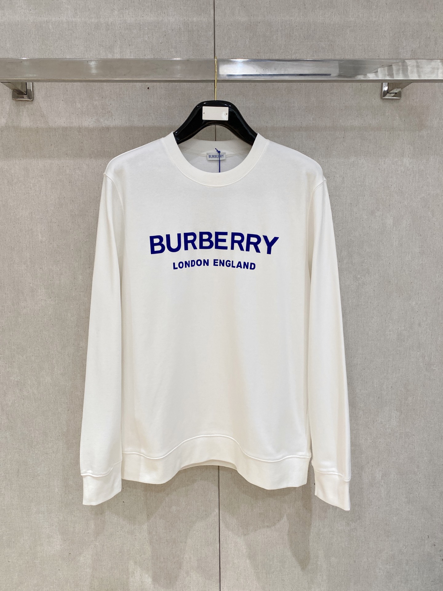 NO:566720,Burberry FW new autumn and winter basic casual pullover sweatshirt, a must-have style for high-end temperament types, a piece with great accent and charm!  The details are exquisite, the appearance is first-class, and the fashionable loose cut can be perfectly worn by both men and women. It is excellent whether worn inside or alone. It is a sweatshirt that can easily highlight your temperament and taste!  Same style for men and women, sizes M-XXL,,burberry,burberry,hoodie,sweatshirts,alexander wang19860909Burberry 巴宝莉 FW秋冬新品 基础款休闲套头卫衣,高端气质型必入的极品款式,一款极具腔调感与魅力的单品！ 细节精致考究,品相一流,时尚宽松型剪裁,男女皆可完美驾驭,无论内搭还是单穿都非常出色,上身极易凸显气质和品位的一款卫衣！ 男女同款 尺码M-XXL,,burberry,burberry,hoodie,sweatshirts,alexander wang,Men's clothing