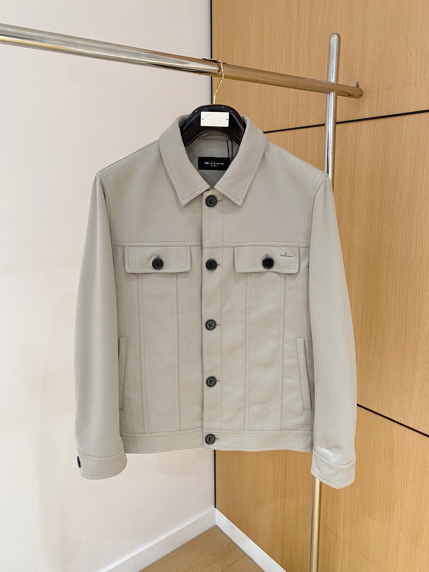 NO:512559,Top quality>Office official website is released simultaneously! All accessories are customized for original products, and the trading company's genuine product orders. High-end custom imported fabrics are extracted from natural plant fibers. They are thinner than ordinary cotton fabrics. They feel soft and comfortable to wear. They are not easy to irritate the skin. The fabric is hygroscopic and breathable. Size: 48-56,,alexander wang19860909顶级品质>专柜官网同步发售！辅料全部原版定制出品,贸易公司真品订单.高级定制进口面料,以天然植物纖維提炼出来,比一般棉织物轻薄 手感柔软,穿着舒适 完全不易有刺激皮肤 面料吸湿性、透气性良好 尺码: 48-56,,alexander wang,Men's clothing