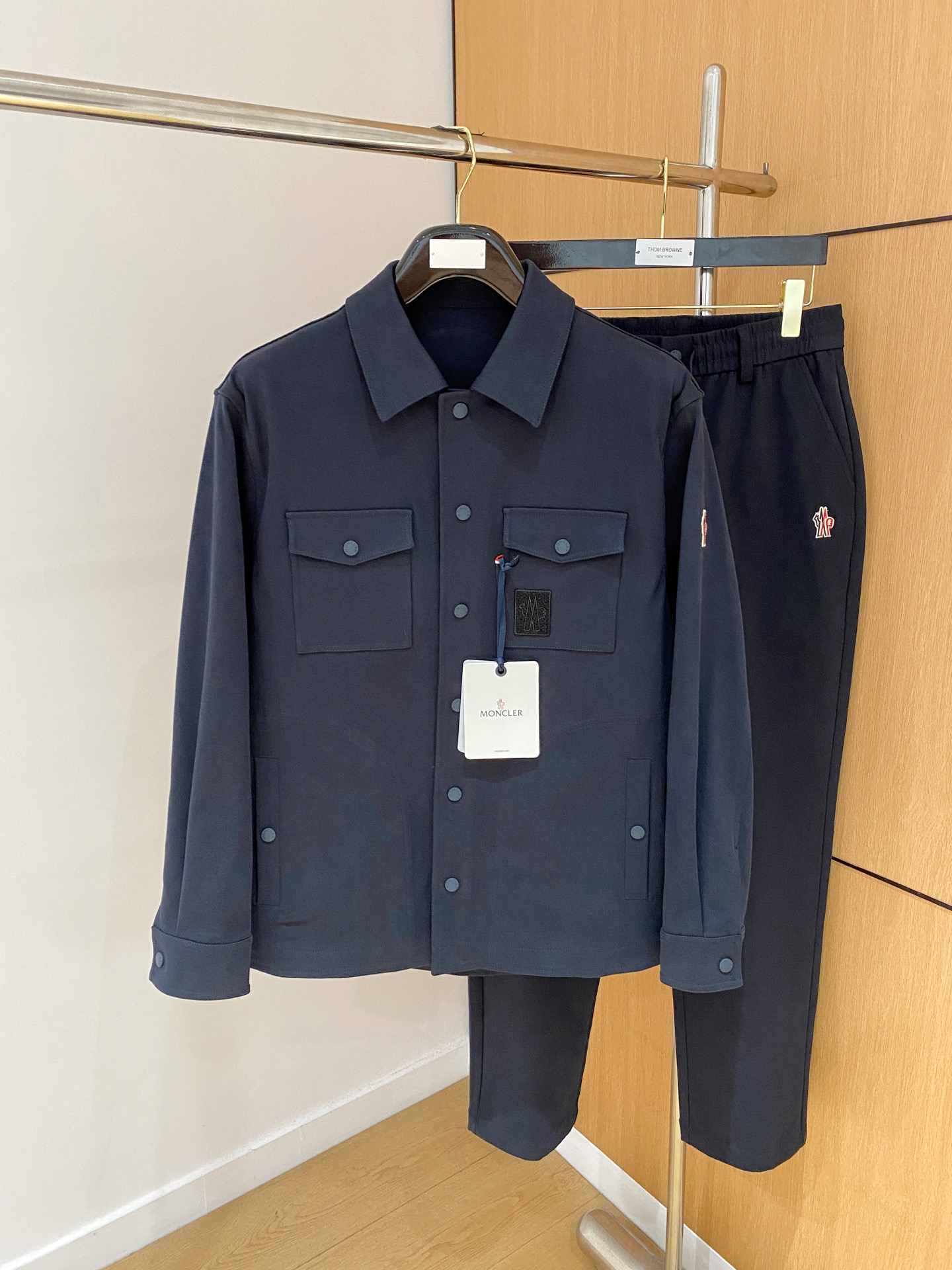 NO:514806,Premium cover set, 2025 autumn and winter new set, catwalk style, customized original denim fabric with jacket style design, very fashionable, the style is super good and not easy to wrinkle, no pilling, the details are perfect and flawless, the upper body effect is great, versatile and fashionable, three colors are available!  Code number M-3XL.,,jackets & coats,alexander wang19860909精品蒙套装口 2025秋冬新款套装 走秀款 定制原版牛仔面料搭配夹克版型设计 非常洋气 版型超好不易褶皱 不起球 细节走线完美无瑕疵 上身效果棒棒哒 百搭又不失时尚感 三色可选！码数M-3XL.,,jackets & coats,alexander wang,Men's clothing