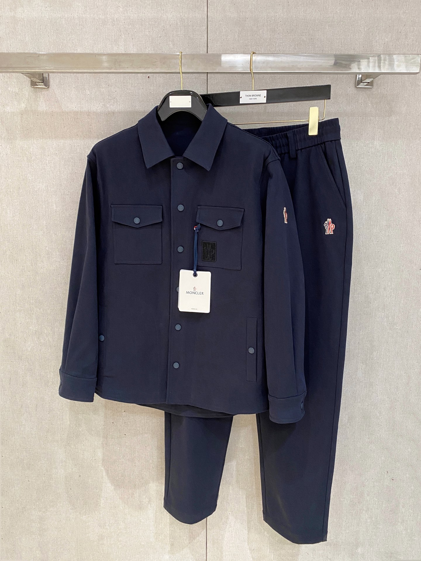 NO:570292,Boutique hooded suit, 2025 autumn and winter new suit, catwalk style. Customized original denim fabric with jacket design. Very stylish. The shape is super good, not easy to wrinkle or pill. The details are perfectly routed and the upper body effect is great. Versatility without losing the sense of fashion. Available in three colors!  Size M-3XL.,,jackets & coats,alexander wang19860909精品蒙套装口 2025秋冬新款套装 走秀款 定制原版牛仔面料搭配夹克版型设计 非常洋气 版型超好不易褶皱 不起球 细节走线完美无瑕疵 上身效果棒棒哒 百搭又不失时尚感 三色可选！码数M-3XL.,,jackets & coats,alexander wang,Men's clothing