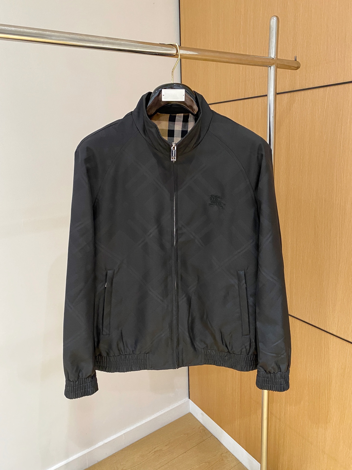 NO:539187,2025ss autumn and winter new series of Zhanma home casual jackets are released simultaneously on counters. Super high craftsmanship windbreaker jackets. Casual and fashionable. Selected imported fabric jacquard craftsmanship. Super lightweight and heavy-weight. Light luxury and easy to match. The workmanship details are very particular. Zhanma logo embroidery original hardware accessories. Pursuing high-end and luxurious style. The style does not pick on the figure. The upper body is handsome. Recommended hot products. Color: brown. Black. Number: 48-56., jackets & coats, jackets & coats, alexander wang.198609092025ss秋冬新款系列战马家休闲夹克外套 专柜同步发售 超高工艺的风衣外套 休闲时尚 精选进口面料提花工艺 超轻盈无重感 轻奢好搭配 做工细节非常讲究 战马logo刺绣原版五金辅料配件 追求高端与奢华的风范 版型不挑身材 上身爆帅 爆款推荐 颜色:咖色 黑色 码数:48-56,,jackets & coats,jackets & coats,alexander wang,Men's clothing