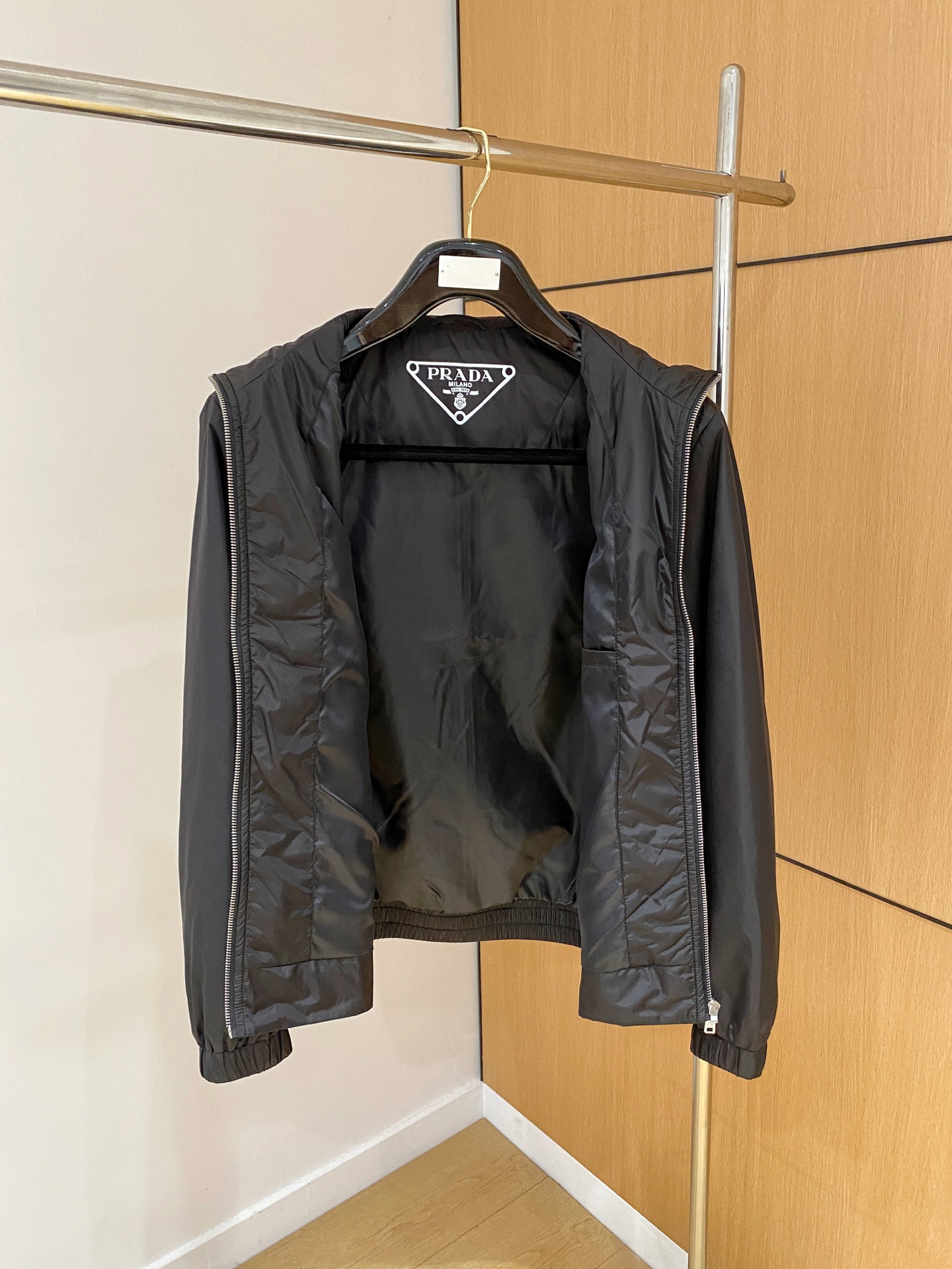 2025ss秋冬新款系列🆕P家休闲翻领夹克外套 🧥专柜同步发售 超高工艺的风衣外套 休闲时尚 进口记忆聚