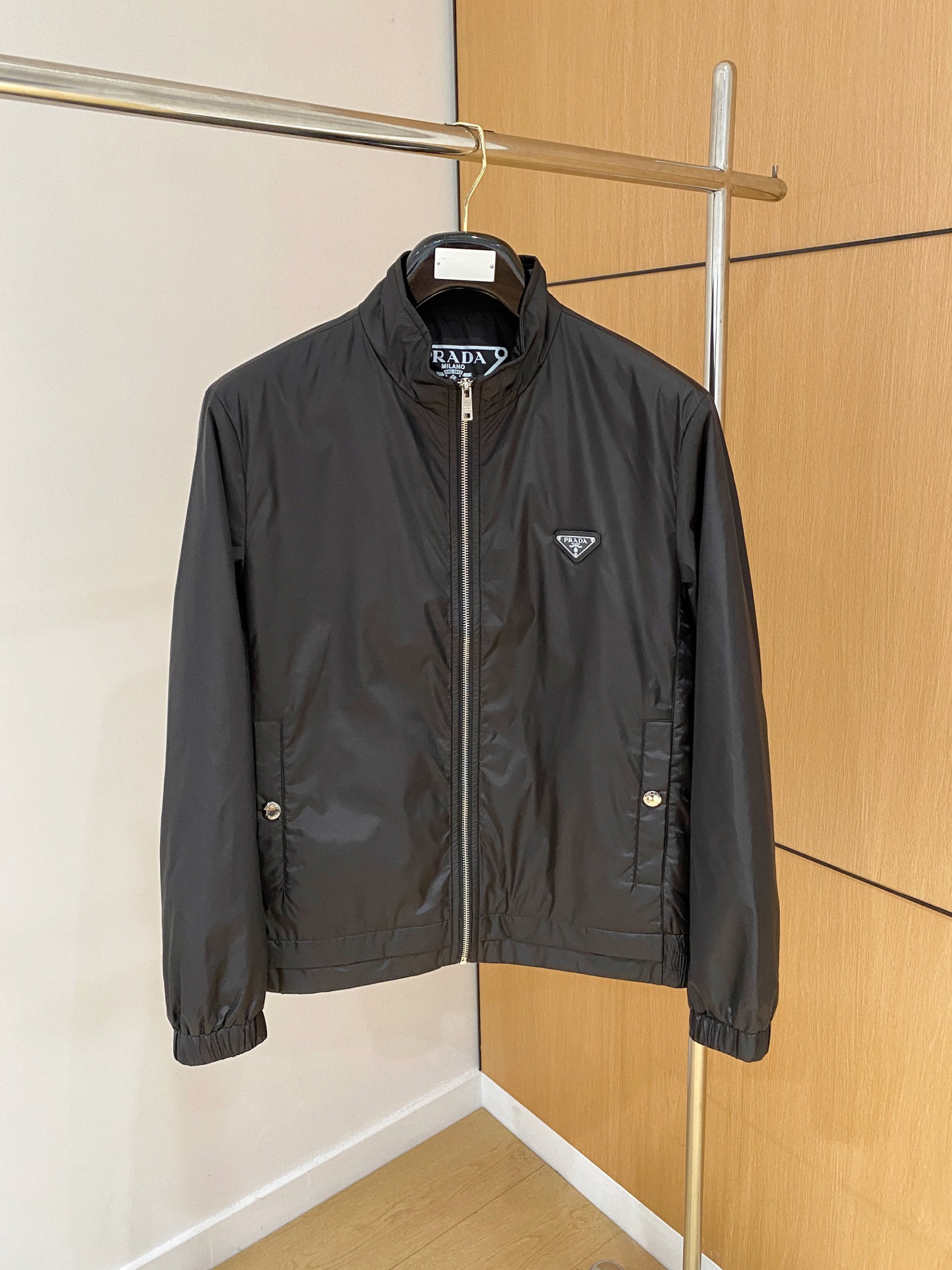 NO:539185,2025ss autumn and winter new series P home casual lapel jacket jacket is released simultaneously on counter. Ultra-high craftsmanship windbreaker jacket. Casual and fashionable. Imported memory polyester fabric. Ultra-light and heavy-weight. Light luxury and easy to match. The workmanship details are very particular. The chest design triangle logo logo logo. Original hardware accessories. Pursuing high-end and luxurious style. The style does not pick on the figure. The upper body is handsome. Recommended hot products. Color: Navy Blue. Black. Number: 48-56., Jackets & coats, Jackets & coats, alexander wang.198609092025ss秋冬新款系列P家休闲翻领夹克外套 专柜同步发售 超高工艺的风衣外套 休闲时尚 进口记忆聚酯纤维面料 超轻盈无重感 轻奢好搭配 做工细节非常讲究 胸前设计三角标logo标 原版五金辅料配件 追求高端与奢华的风范 版型不挑身材 上身爆帅 爆款推荐 颜色:藏青 黑色 码数:48-56,,jackets & coats,jackets & coats,alexander wang,Men's clothing