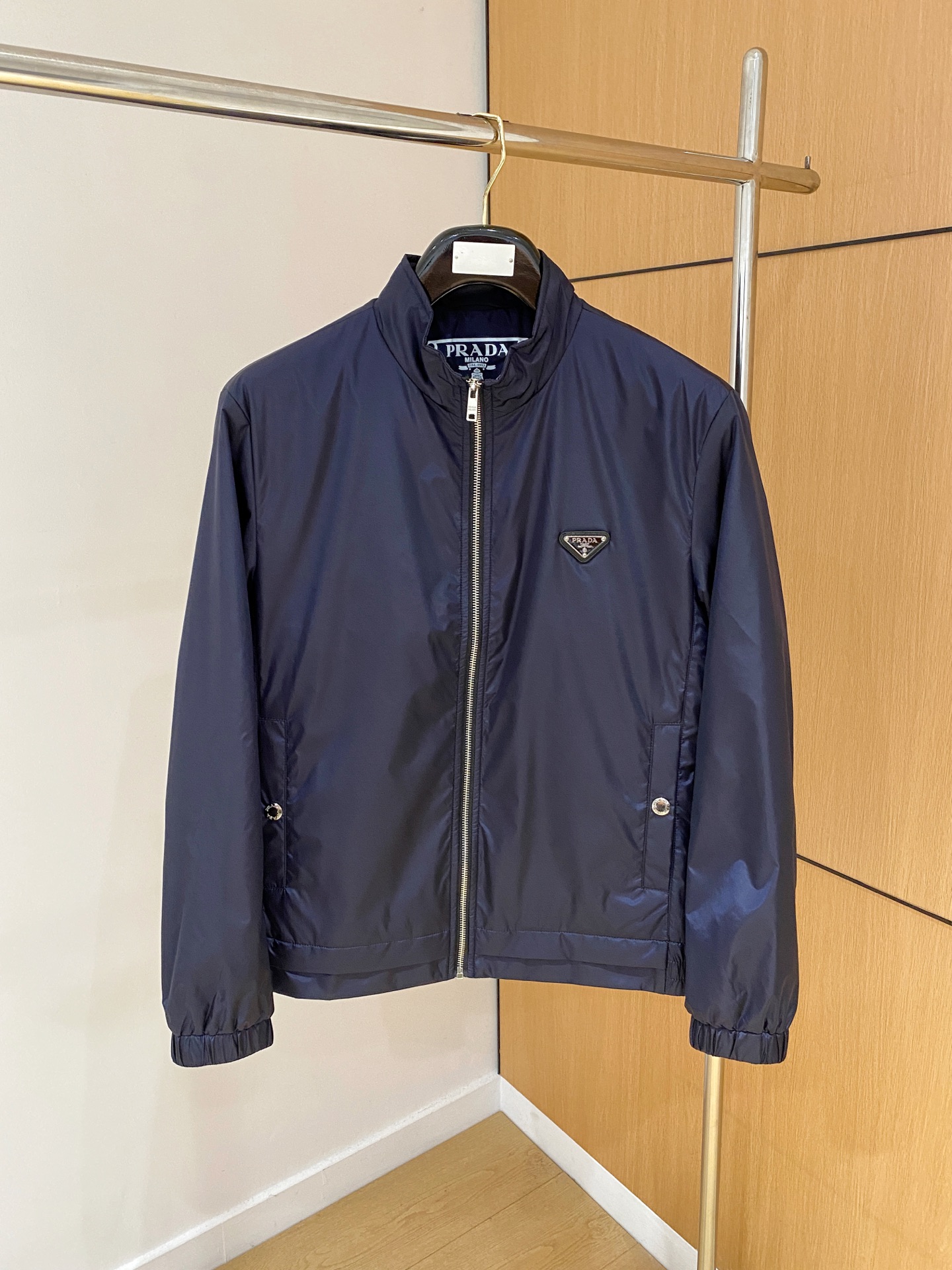 NO:514794,2025ss autumn and winter new series P home casual lapel jacket jacket is released simultaneously on counter. Ultra-high craftsmanship windbreaker jacket. Casual and fashionable. Imported memory polyester fabric. Ultra-light and heavy-weight. Light luxury and easy to match. The workmanship details are very particular. The chest design triangle logo logo logo. Original hardware accessories. Pursuing high-end and luxurious style. The style does not pick on the figure. The upper body is handsome. Recommended hot products. Color: Navy Blue. Black. Number: 48-56., Jackets & coats, Jackets & coats, alexander wang.198609092025ss秋冬新款系列P家休闲翻领夹克外套 专柜同步发售 超高工艺的风衣外套 休闲时尚 进口记忆聚酯纤维面料 超轻盈无重感 轻奢好搭配 做工细节非常讲究 胸前设计三角标logo标 原版五金辅料配件 追求高端与奢华的风范 版型不挑身材 上身爆帅 爆款推荐 颜色:藏青 黑色 码数:48-56,,jackets & coats,jackets & coats,alexander wang,Men's clothing