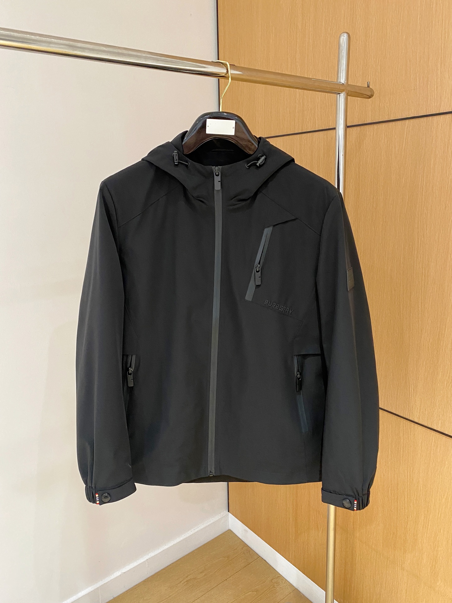 NO:514808,2025ss autumn and winter new series of Zhanma home casual hooded jacket jackets are released simultaneously on counters. Super high craftsmanship windbreaker jackets. Casual and fashionable. Imported memory polyester fabric chest zipper design. Super lightweight and heavy-weight. Light luxury and easy to match. The workmanship details are very particular. Zhanma logo embroidery. Original hardware accessories. Pursuing high-end and luxurious style. The style does not pick on the figure. The upper body is handsome. Recommended hot products. Color: black. Number: 48-56. Jackets & coats, jackets & coats,hats,alexander wang.198609092025ss秋冬新款系列战马家休闲连帽夹克外套 专柜同步发售 超高工艺的风衣外套 休闲时尚 进口记忆聚酯纤维面料胸前拉链设计 超轻盈无重感 轻奢好搭配 做工细节非常讲究 战马logo刺绣 原版五金辅料配件 追求高端与奢华的风范 版型不挑身材 上身爆帅 爆款推荐 颜色:黑色 码数:48-56,,jackets & coats,jackets & coats,hats,alexander wang,Men's clothing