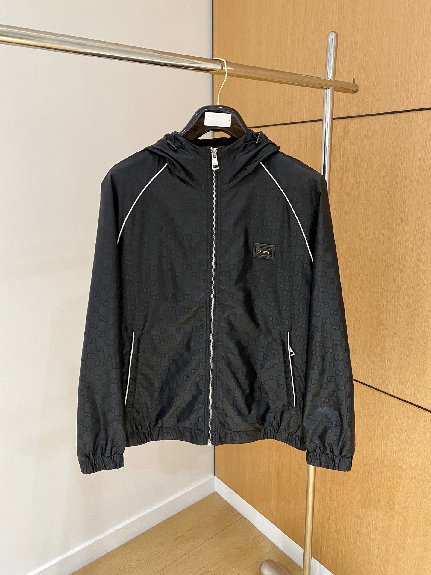 NO:514814,2025ss autumn and winter new series G home casual hooded jacket jacket is released simultaneously on counter. Ultra-high craftsmanship windbreaker jacket. Casual and fashionable. Selected imported high-density jacquard fabrics. Ultra-light and heavy-weight. Light luxury and easy to match. The workmanship details are very particular. Brand logo breast logo original hardware accessories. Pursuing high-end and luxurious style. The style does not pick on the figure. The upper body is handsome. Recommended hot products. Color: black. Number: 48-56., gucci, jackets & coats, jackets & coats, hats, alexander wang.198609092025ss秋冬新款系列G家休闲连帽夹克外套 专柜同步发售 超高工艺的风衣外套 休闲时尚 精选进口高密度提花面料打造 超轻盈无重感 轻奢好搭配 做工细节非常讲究 品牌logo胸标 原版五金辅料配件 追求高端与奢华的风范 版型不挑身材 上身爆帅 爆款推荐 颜色:黑色 码数:48-56,,gucci,jackets & coats,jackets & coats,hats,alexander wang,Men's clothing