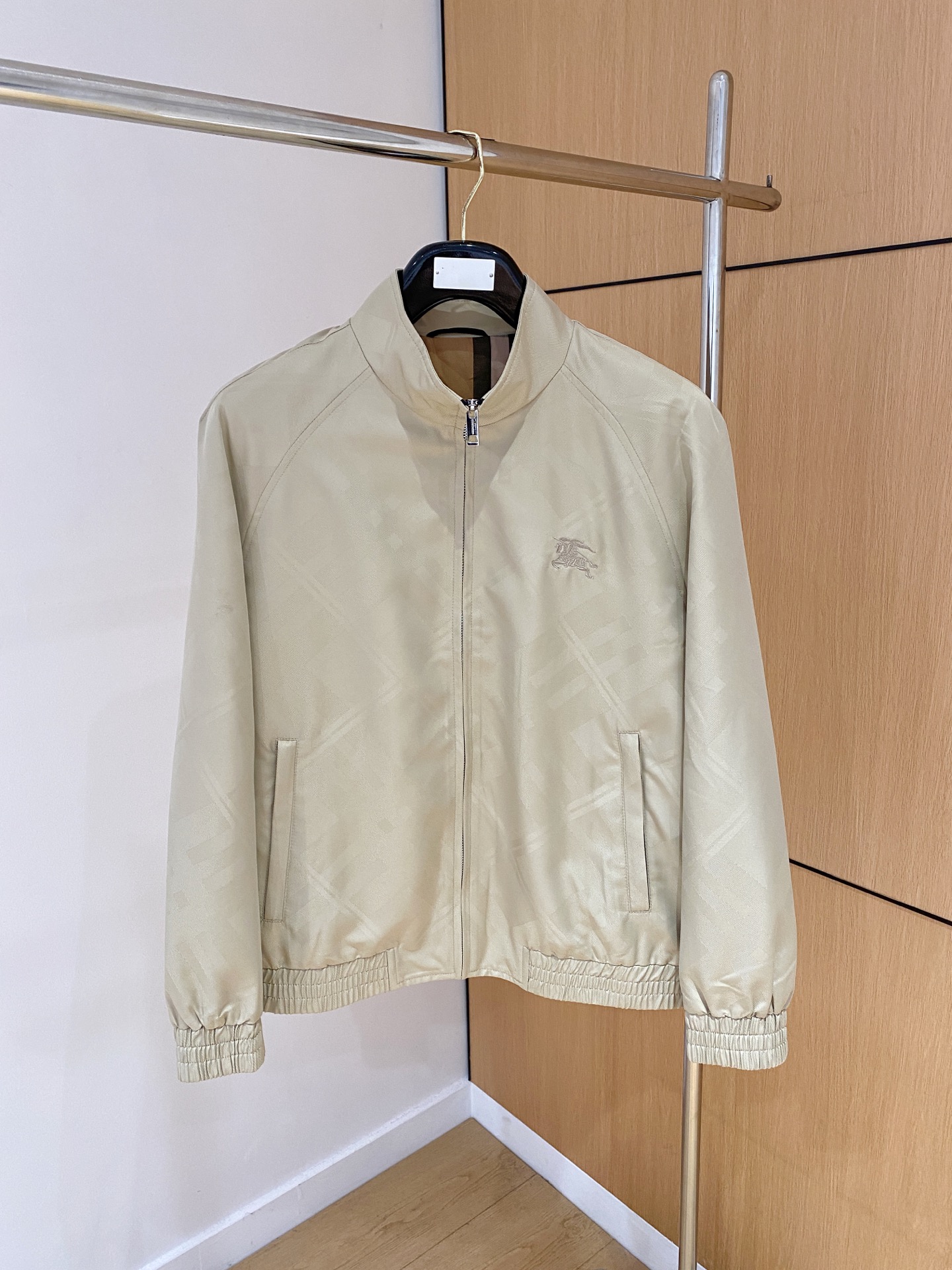 NO:514791,2025ss autumn and winter new series of Zhanma home casual jackets are released simultaneously on counters. Super high craftsmanship windbreaker jackets. Casual and fashionable. Selected imported fabric jacquard craftsmanship. Super lightweight and heavy-weight. Light luxury and easy to match. The workmanship details are very particular. Zhanma logo embroidery original hardware accessories. Pursuing high-end and luxurious style. The style does not pick on the figure. The upper body is handsome. Recommended hot products. Color: brown. Black. Number: 48-56., jackets & coats, jackets & coats, alexander wang.198609092025ss秋冬新款系列战马家休闲夹克外套 专柜同步发售 超高工艺的风衣外套 休闲时尚 精选进口面料提花工艺 超轻盈无重感 轻奢好搭配 做工细节非常讲究 战马logo刺绣原版五金辅料配件 追求高端与奢华的风范 版型不挑身材 上身爆帅 爆款推荐 颜色:咖色 黑色 码数:48-56,,jackets & coats,jackets & coats,alexander wang,Men's clothing