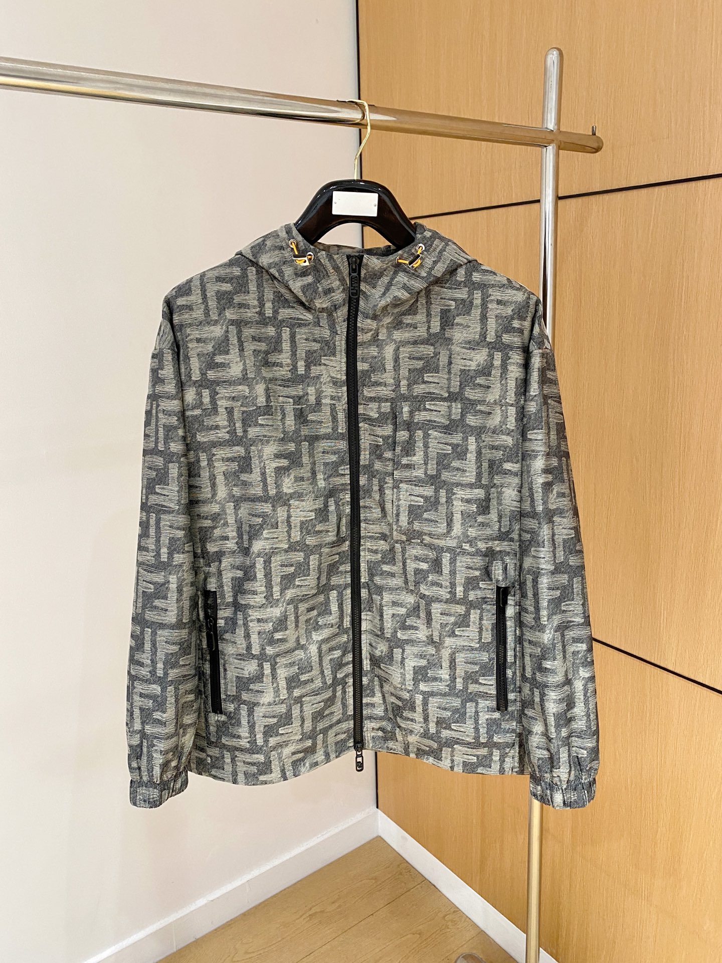 NO:514797,2025ss autumn and winter new series F home casual hooded jacket jacket is released simultaneously on counter. Ultra-high craftsmanship windbreaker jacket. Casual and fashionable. Selected imported high-density jacquard fabrics. Ultra-light and heavy-weight. Light luxury and easy to match. The workmanship details are very particular. Brand logo micro-label. Original hardware accessories. Pursuing high-end and luxurious style. The style does not pick on the figure. The upper body is handsome. Recommended hot products. Color: khaki. Black. Number: 48-56. Fendi. Jackets & coats, jackets & coats, hats, alexander wang.198609092025ss秋冬新款系列F家休闲连帽夹克外套 专柜同步发售 超高工艺的风衣外套 休闲时尚 精选进口高密度提花面料打造 超轻盈无重感 轻奢好搭配 做工细节非常讲究 品牌logo微标 原版五金辅料配件 追求高端与奢华的风范 版型不挑身材 上身爆帅 爆款推荐 颜色:卡其 黑色 码数:48-56,,fendi,jackets & coats,jackets & coats,hats,alexander wang,Men's clothing