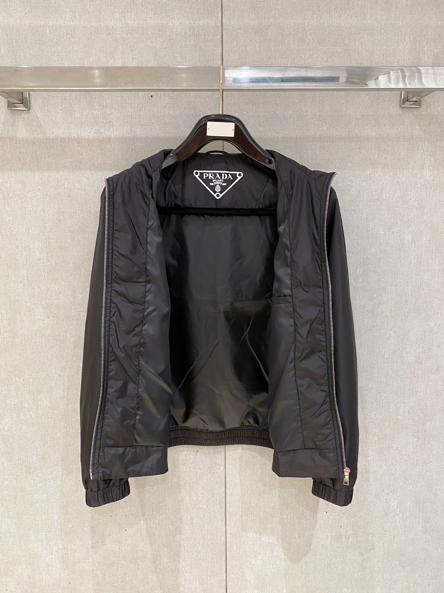 2025ss秋冬新款系列🆕P家休闲翻领夹克外套 🧥专柜同步发售 超高工艺的风衣外套 休闲时尚 进口记忆聚