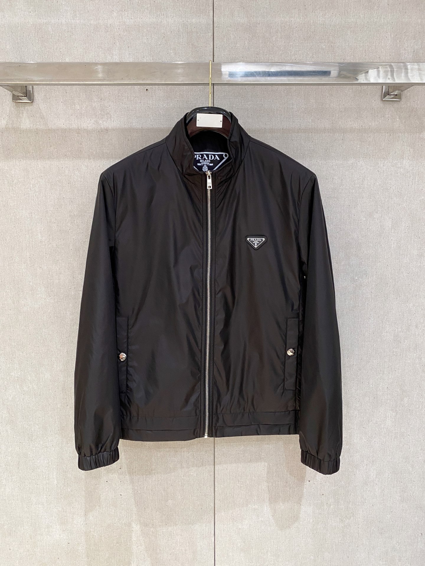 2025ss秋冬新款系列🆕P家休闲翻领夹克外套 🧥专柜同步发售 超高工艺的风衣外套 休闲时尚 进口记忆聚