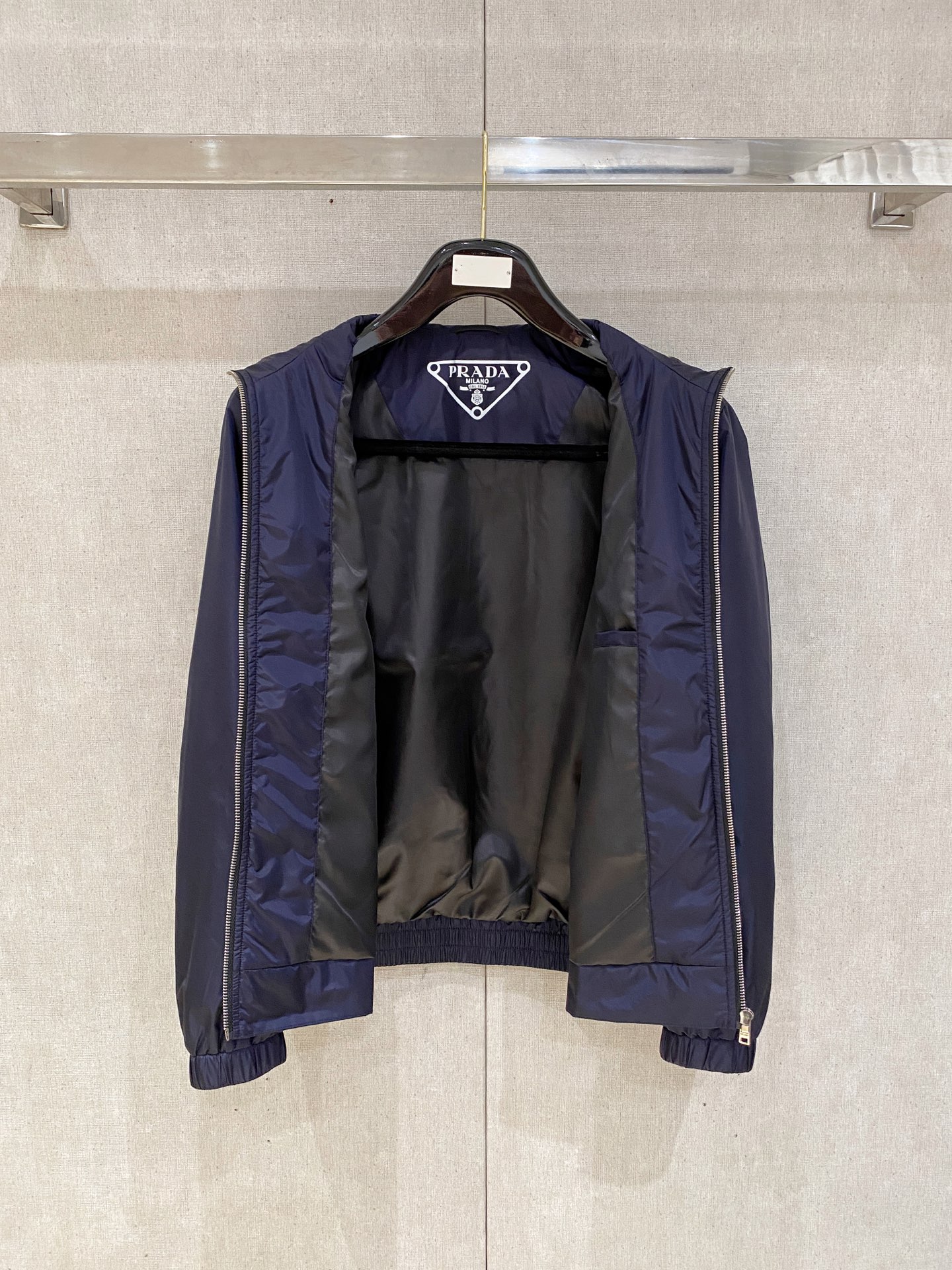 2025ss秋冬新款系列🆕P家休闲翻领夹克外套 🧥专柜同步发售 超高工艺的风衣外套 休闲时尚 进口记忆聚