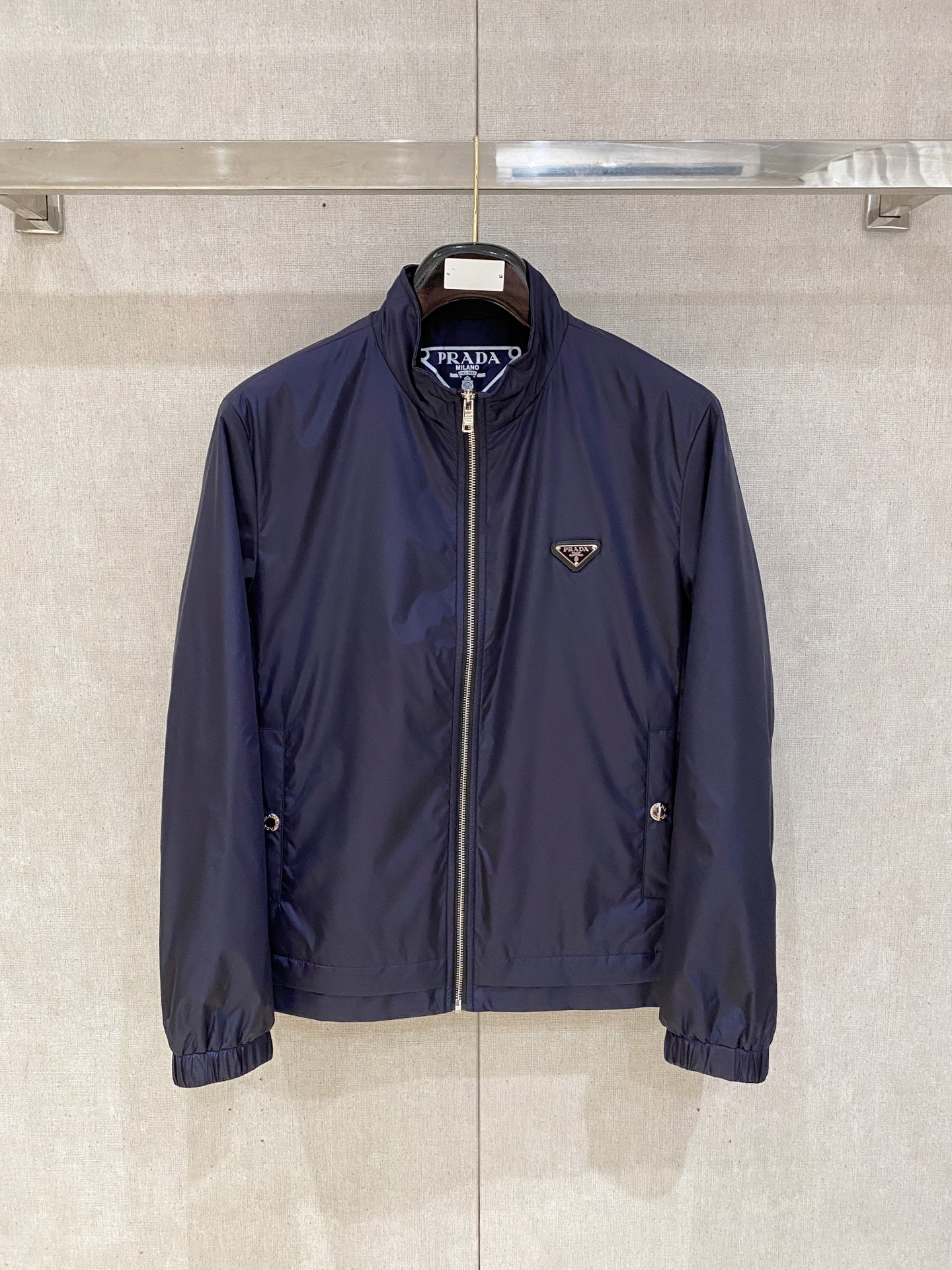 2025ss秋冬新款系列🆕P家休闲翻领夹克外套 🧥专柜同步发售 超高工艺的风衣外套 休闲时尚 进口记忆聚