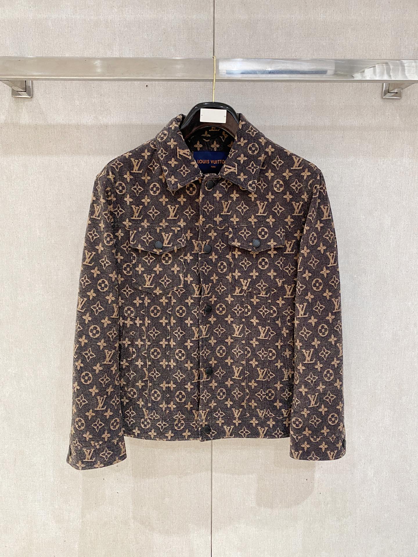 NO:512889,2025ss autumn and winter new series donkey casual hooded jacket jackets are released simultaneously on counters. Ultra-high craftsmanship windbreaker jackets. Casual and fashionable. Selected imported high-density jacquard fabrics. Ultra-light and heavy-weight. Light luxury and easy to match. The workmanship details are very particular. Brand logo micro-label. Original hardware accessories. Pursuing high-end and luxurious style. The style does not pick the figure. The upper body is handsome. Recommended hot products. Color: brown, blue and green. Number: 48-56., louis vuitton, louis vuitton, jackets & coats, jackets & coats, hats, alexander wang.198609092025ss秋冬新款系列驴家休闲连帽夹克外套 专柜同步发售 超高工艺的风衣外套 休闲时尚 精选进口高密度牛仔提花面料打造 超轻盈无重感 轻奢好搭配 做工细节非常讲究 品牌logo微标 原版五金辅料配件 追求高端与奢华的风范 版型不挑身材 上身爆帅 爆款推荐 颜色:咖色 蓝绿色 码数:48-56,,louis vuitton,louis vuitton,jackets & coats,jackets & coats,hats,alexander wang,Men's clothing