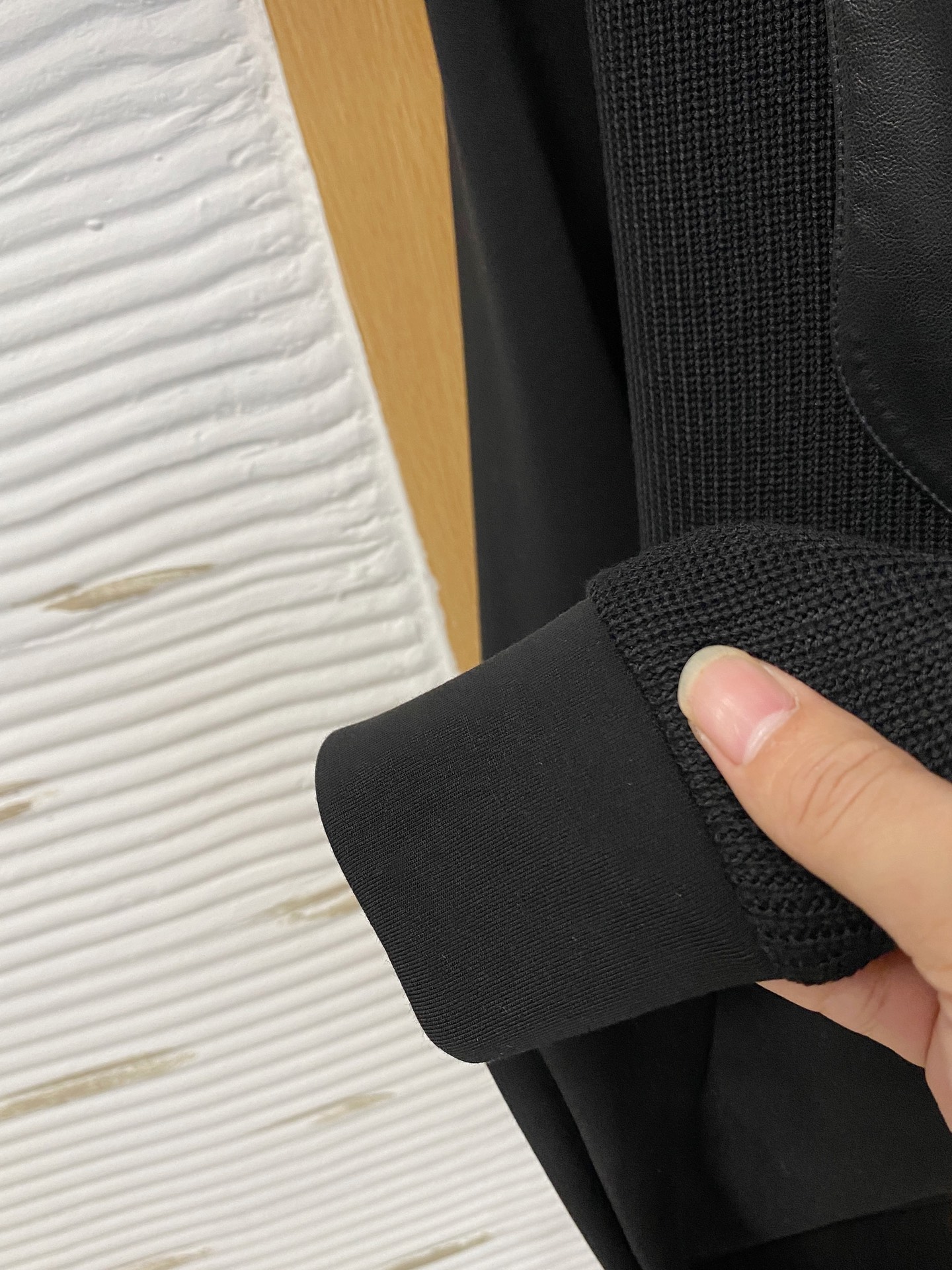 。普拉达 2025秋冬  羊毛混纺套头针织卫衣  几何拼皮的口袋设计 很有亮点，标志字母纽扣 细节上凸显