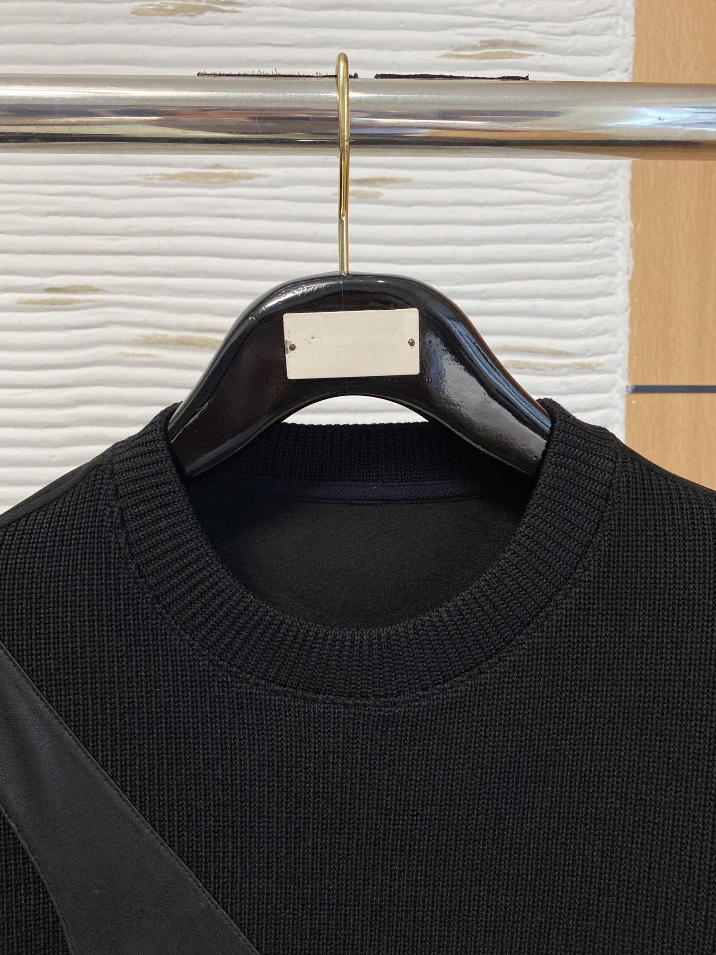 。普拉达 2025秋冬  羊毛混纺套头针织卫衣  几何拼皮的口袋设计 很有亮点，标志字母纽扣 细节上凸显