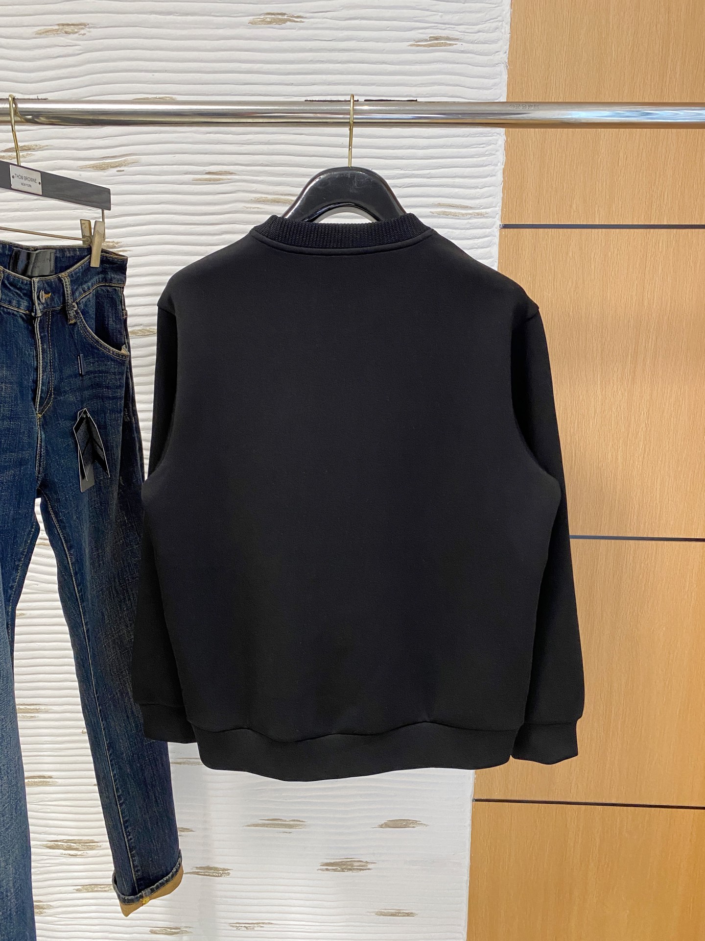 。普拉达 2025秋冬  羊毛混纺套头针织卫衣  几何拼皮的口袋设计 很有亮点，标志字母纽扣 细节上凸显