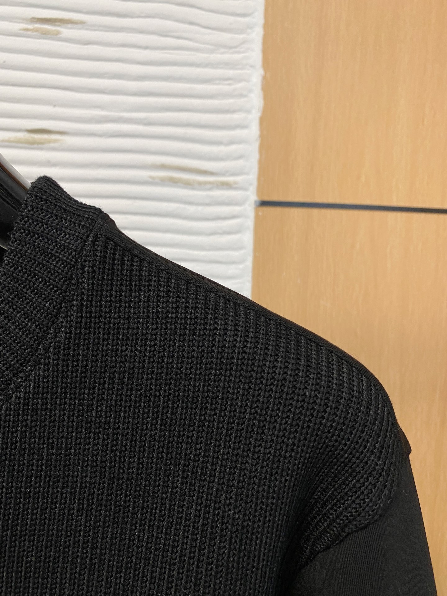 。普拉达 2025秋冬  羊毛混纺套头针织卫衣  几何拼皮的口袋设计 很有亮点，标志字母纽扣 细节上凸显