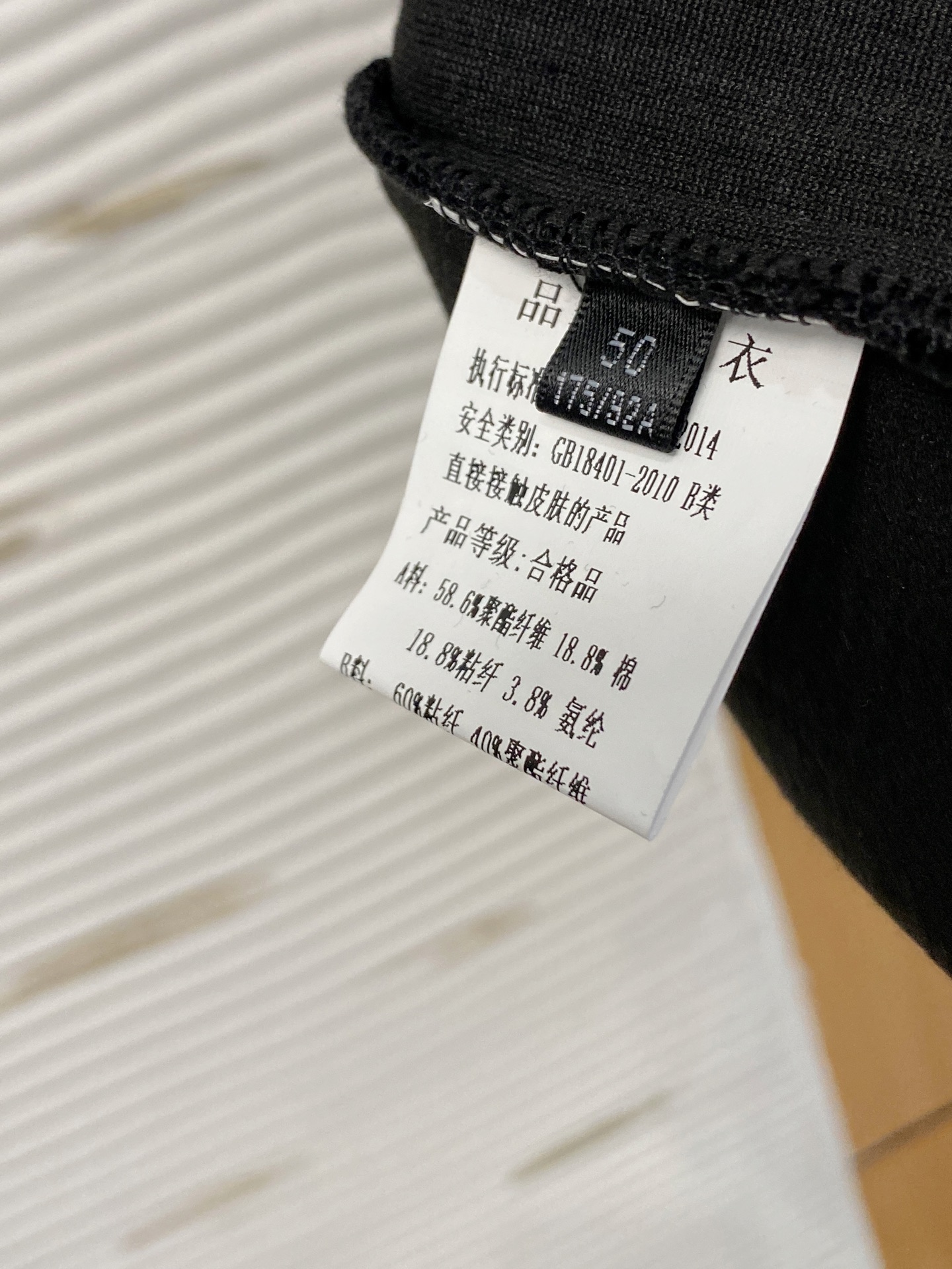 。普拉达 2025秋冬  羊毛混纺套头针织卫衣  几何拼皮的口袋设计 很有亮点，标志字母纽扣 细节上凸显