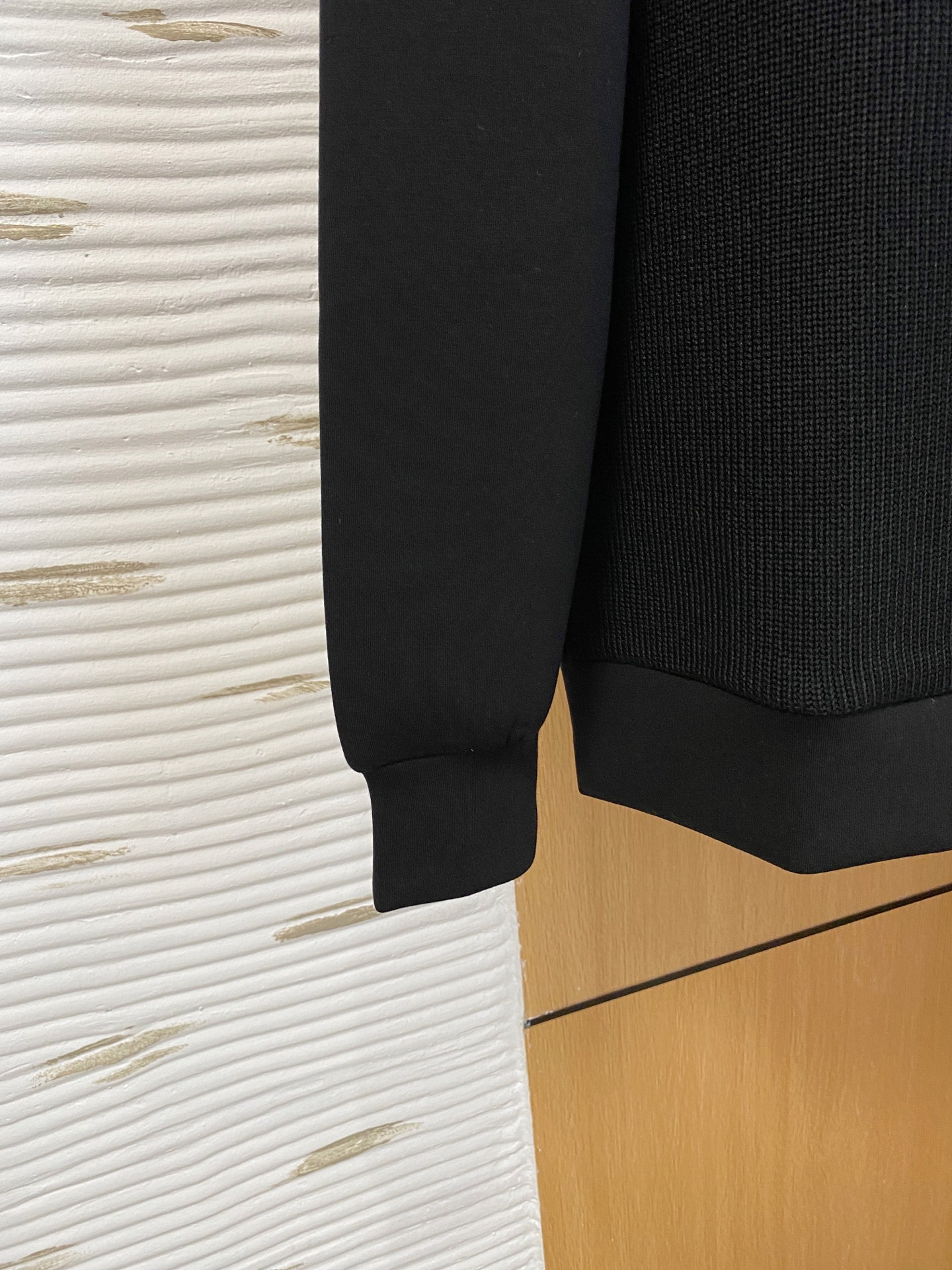 。普拉达 2025秋冬  羊毛混纺套头针织卫衣  几何拼皮的口袋设计 很有亮点，标志字母纽扣 细节上凸显