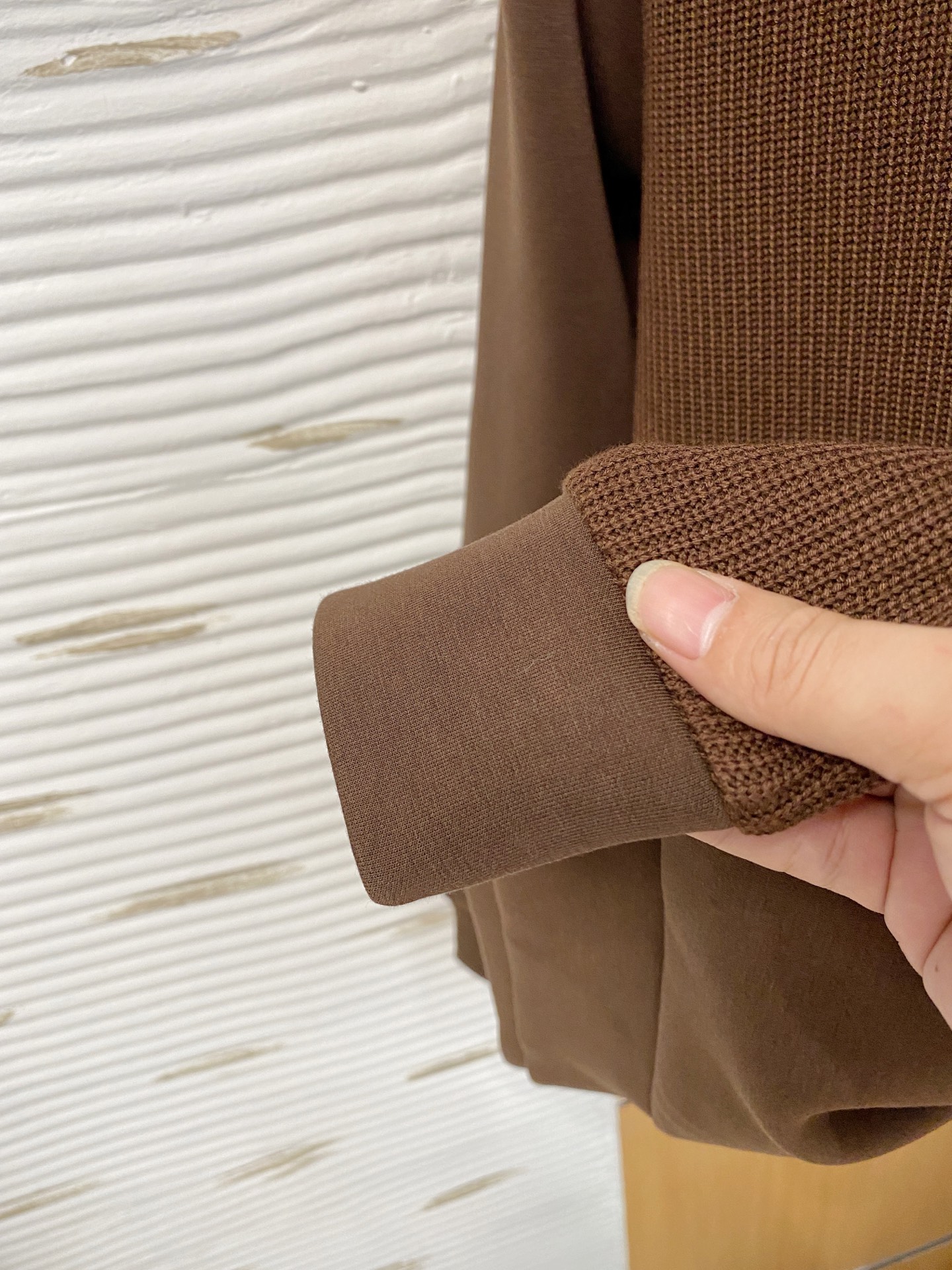 。普拉达 2025秋冬  羊毛混纺套头针织卫衣  几何拼皮的口袋设计 很有亮点，标志字母纽扣 细节上凸显