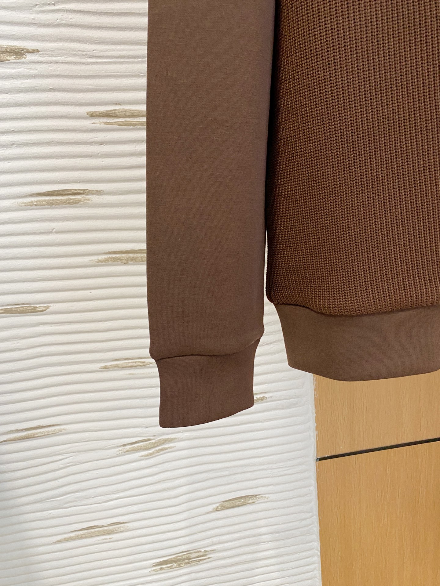 。普拉达 2025秋冬  羊毛混纺套头针织卫衣  几何拼皮的口袋设计 很有亮点，标志字母纽扣 细节上凸显