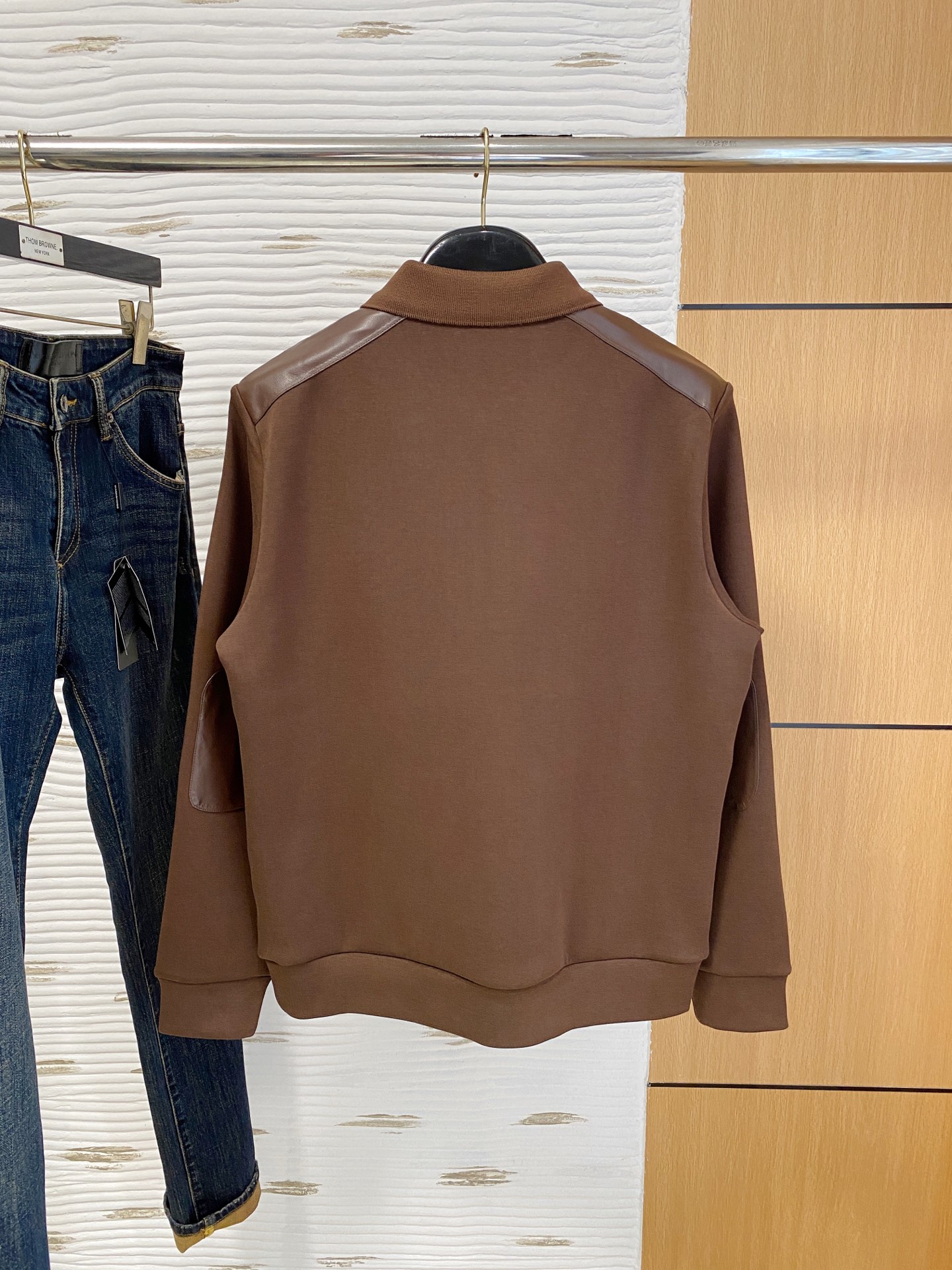 。普拉达 2025秋冬  羊毛混纺套头针织卫衣  几何拼皮的口袋设计 很有亮点，标志字母纽扣 细节上凸显