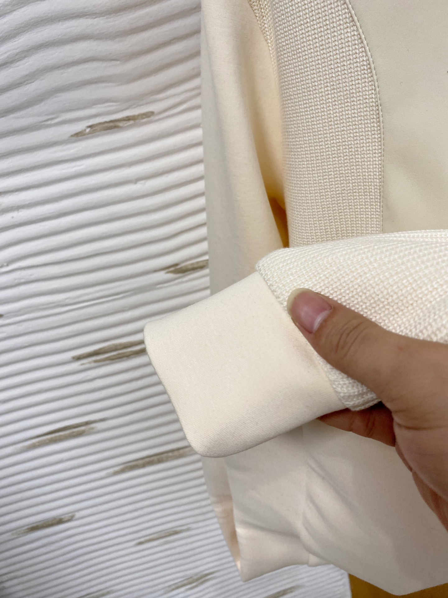 。普拉达 2025秋冬  羊毛混纺套头针织卫衣  几何拼皮的口袋设计 很有亮点，标志字母纽扣 细节上凸显