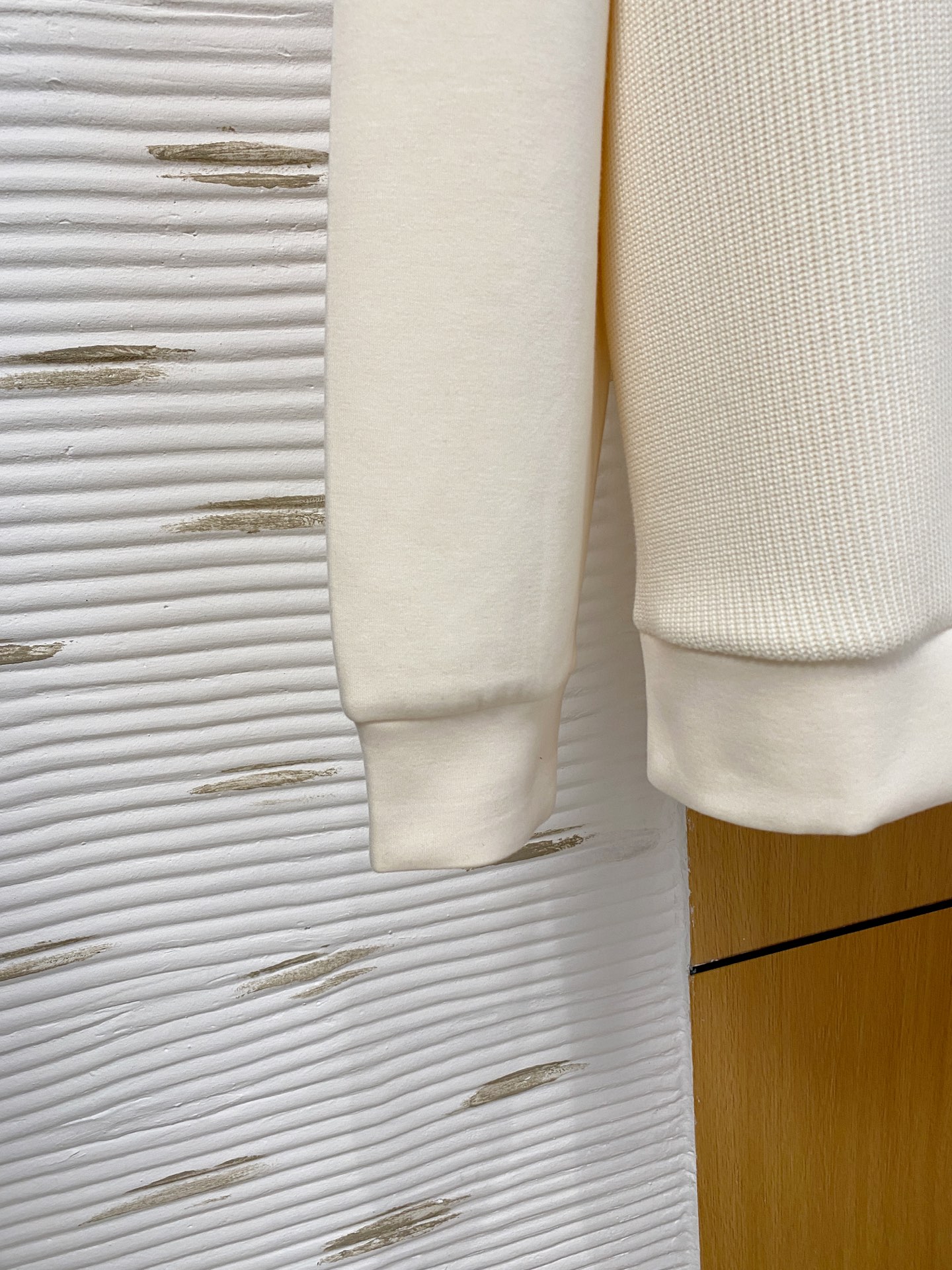 。普拉达 2025秋冬  羊毛混纺套头针织卫衣  几何拼皮的口袋设计 很有亮点，标志字母纽扣 细节上凸显