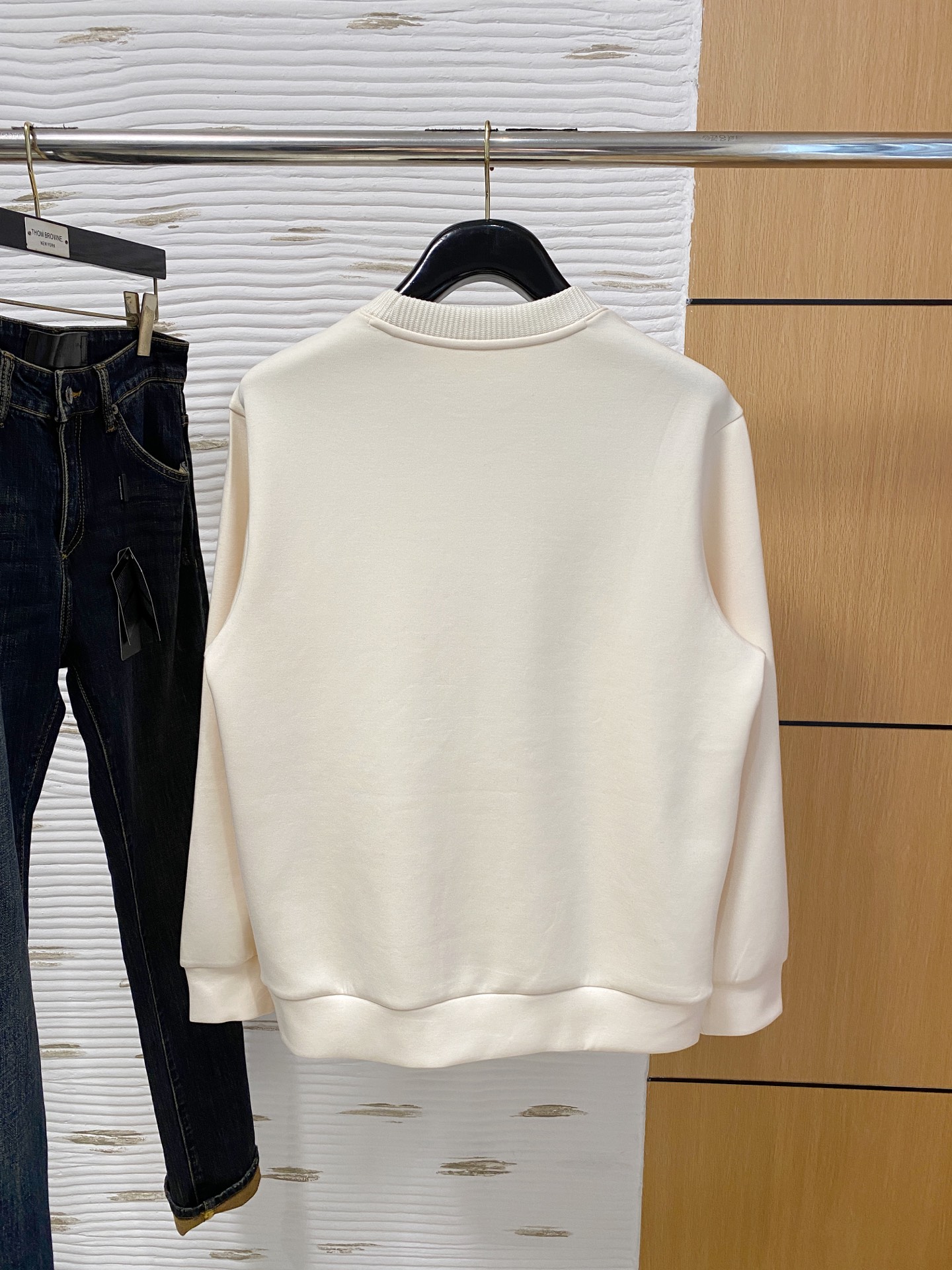 。普拉达 2025秋冬  羊毛混纺套头针织卫衣  几何拼皮的口袋设计 很有亮点，标志字母纽扣 细节上凸显