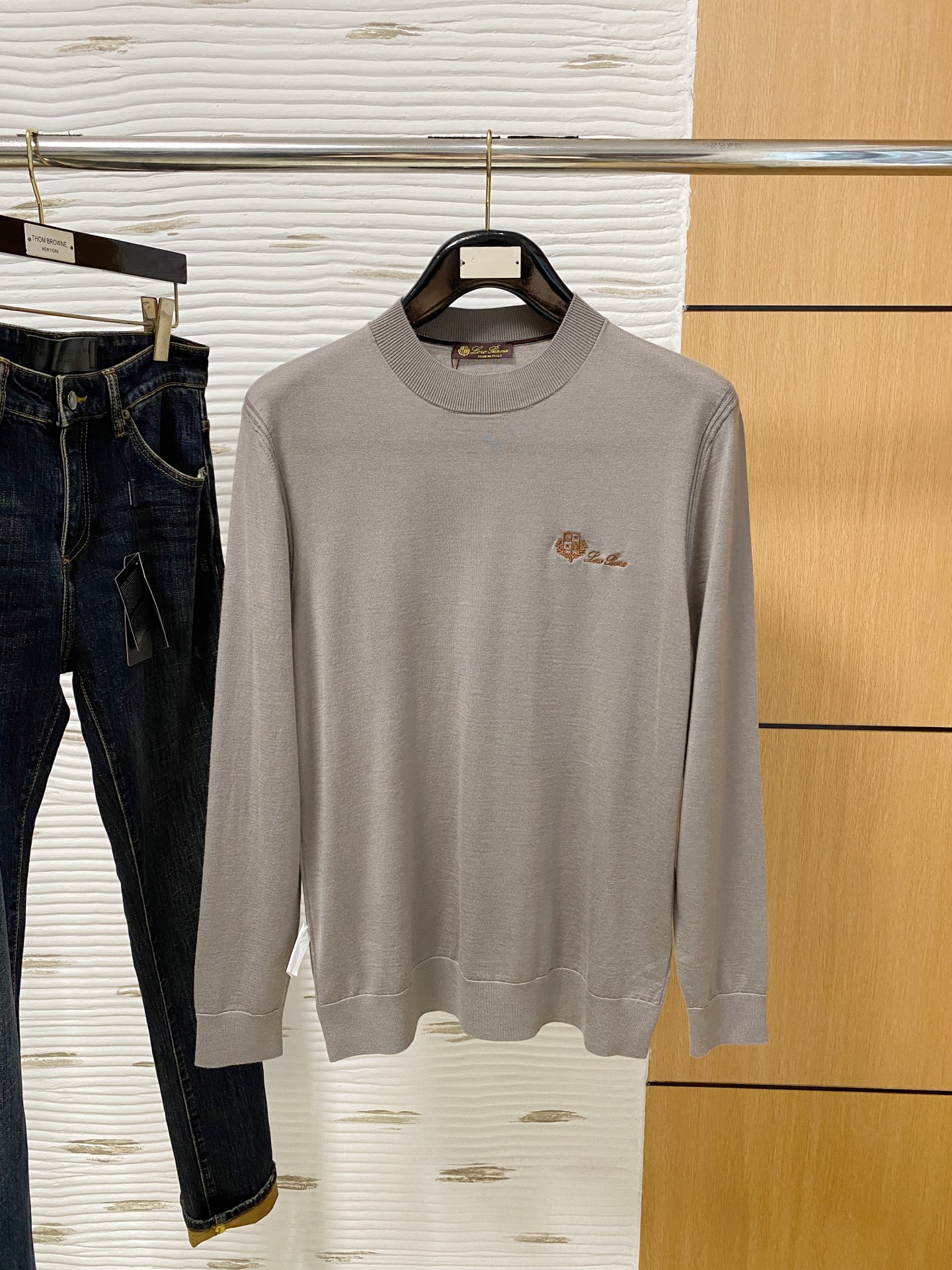 NO:513643,LP. High-end fine merino wool is warm and resistant to pilling. New autumn and winter high-end wool pullover knitted sweater, fashionable embroidery pattern jacquard fashionable casual sweater!  Trading companies have sparse channels, and the official website is sold on the same website for more than 10,000 yuan!  The latest series of Lp family items in the 25th autumn and winter are launched, with unique and cute style design, fashionable and outstanding upper body, simple and casual commuting items, which look very good whether worn alone or in the inner wear!  Grade imported double-sided knitting technology, with a thick, soft and delicate touch, skin-friendly and breathable without any thorniness, the fabric texture is excellent and high-end!  The eye-catching pattern on the chest of the clothes is simple and elegant, but it is fashionable, which is very age-reducing and interesting, bringing people a different beauty!  Paired with the classic and basic cardigan style, the upper body effect is very high-end and pleasing to the eye, showing the youthful and energetic style, and daily leisure is the most suitable!  Standard style, size M to XXXL, loro piana, sweaters, alexander wang19860909LP.高端细美利奴羊毛 保暖更抗起球,秋冬新款高端羊毛套头针织毛衣,时尚刺绣图案提花时尚休闲织衫！贸易公司渠道稀出,同步官网发售过万元！25年秋冬Lp家族最新系列单品上线,独特萌趣的风格设计,上身时髦出众,简单随性通勤单品,无论单穿或是内搭都非常好看！级进口双面针织工艺,触感厚实柔软细腻,贴身穿着亲肤透气毫无扎刺感可言,面料质感相当的出色高端！衣身胸前醒目的图案,整体设计简约大气却不失时髦感,非常的减龄富有趣味,给人带来不一样的美感！再搭配上经典基础的开衫版型,上身效果更是非常的高级养眼,彰显青春活力范儿,日常休闲再合适不过！ 标准版型,尺码M到XXXL,,loro piana,sweaters,alexander wang,Men's clothing