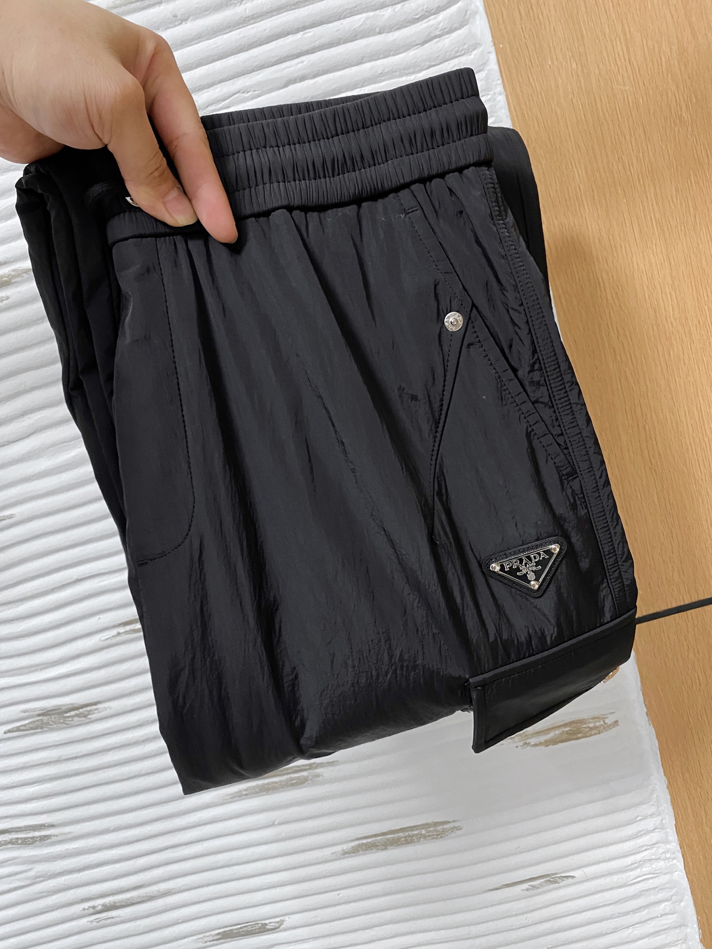  
普拉达 2025ss秋冬新品 男士精品休闲裤顶级面料休闲裤，最新款上身版型无敌正!绝对可以闭眼收的一