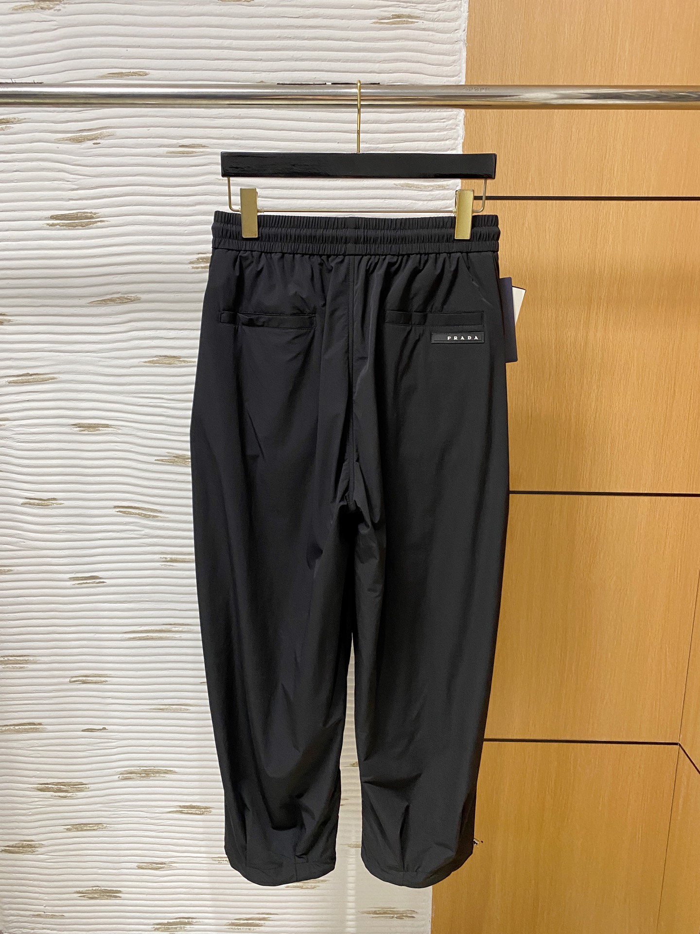  
普拉达 2025ss秋冬新品 男士精品休闲裤顶级面料休闲裤，最新款上身版型无敌正!绝对可以闭眼收的一