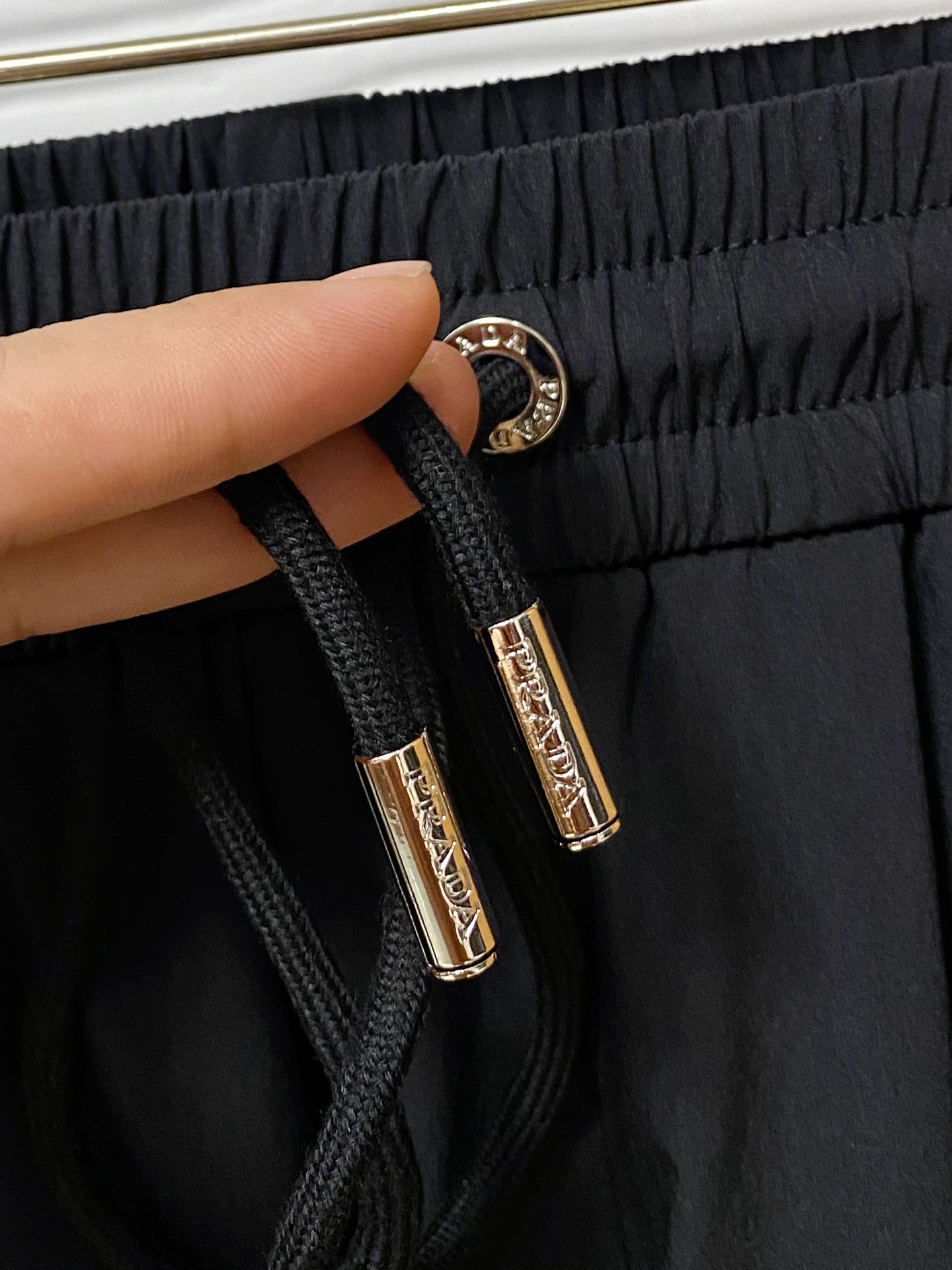  
普拉达 2025ss秋冬新品 男士精品休闲裤顶级面料休闲裤，最新款上身版型无敌正!绝对可以闭眼收的一