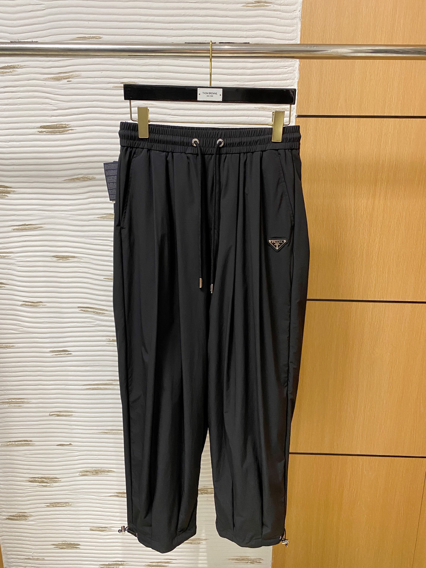  
普拉达 2025ss秋冬新品 男士精品休闲裤顶级面料休闲裤，最新款上身版型无敌正!绝对可以闭眼收的一