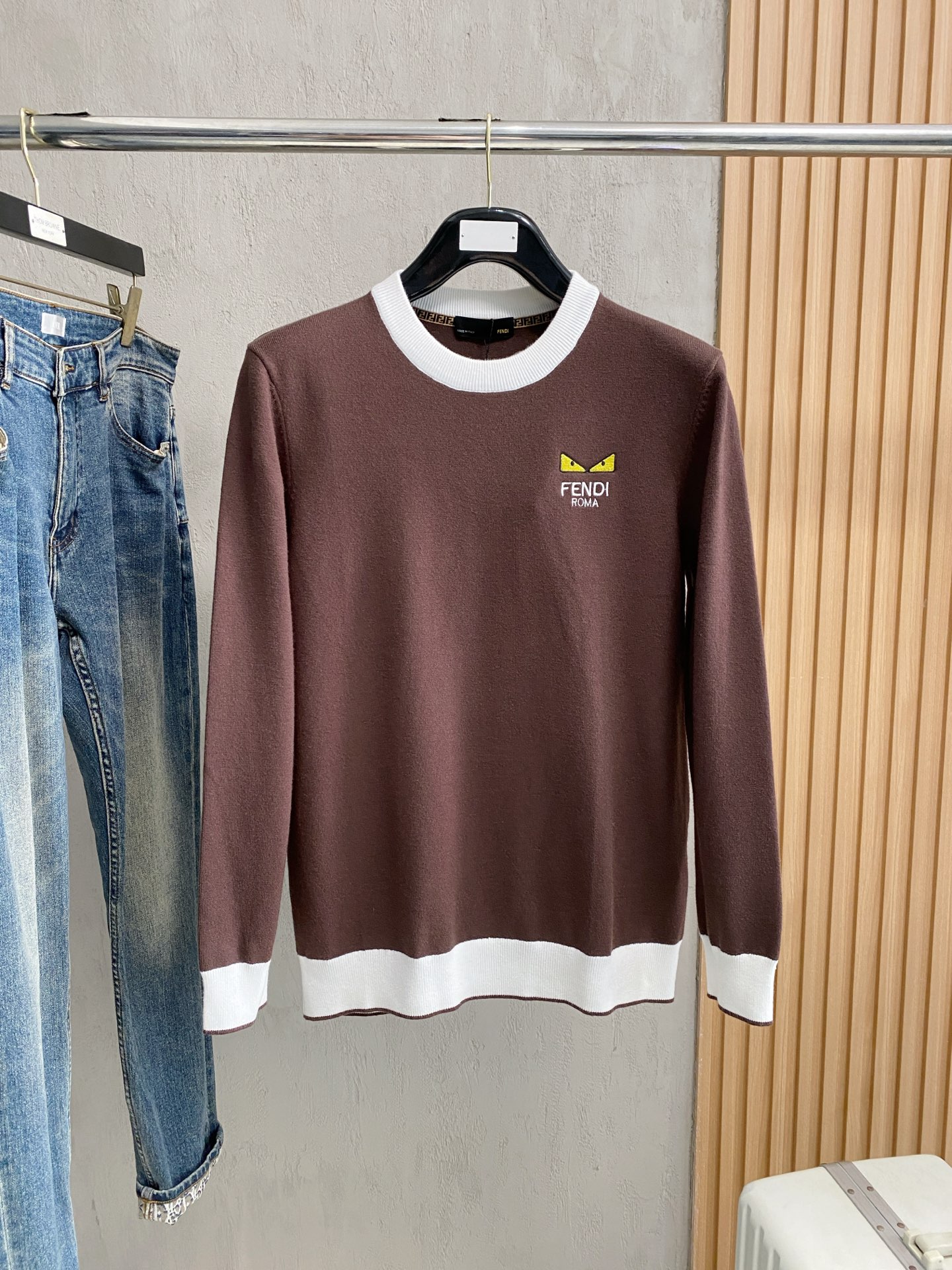 NO:517100,Fendi 25ss autumn and winter [new product] sweaters are exclusively available for tough products, imported original technology wool worsted!  Fine knitting is integrated, and the color mixed weaving is purely handmade. It is of high grade, highlighting the taste and luxury of clothing. It is exquisite in craftsmanship!  Customized original craft thread upper body is so handsome, purchasing level counters with the same model as men and women. Number of codes M-3XL, fendi, sweaters, alexander wang19860909芬迪25ss秋冬【新品】毛衣专供狠货,进口原版科技羊毛精纺！精细针织一体,色彩混织纯手工技艺呈现 档次极高,凸显衣着品味与奢华 工艺精湛！定制原版工艺螺纹上身帅到爆,代购级别专柜男女同款 码数M-3XL,,fendi,sweaters,alexander wang,Men's clothing