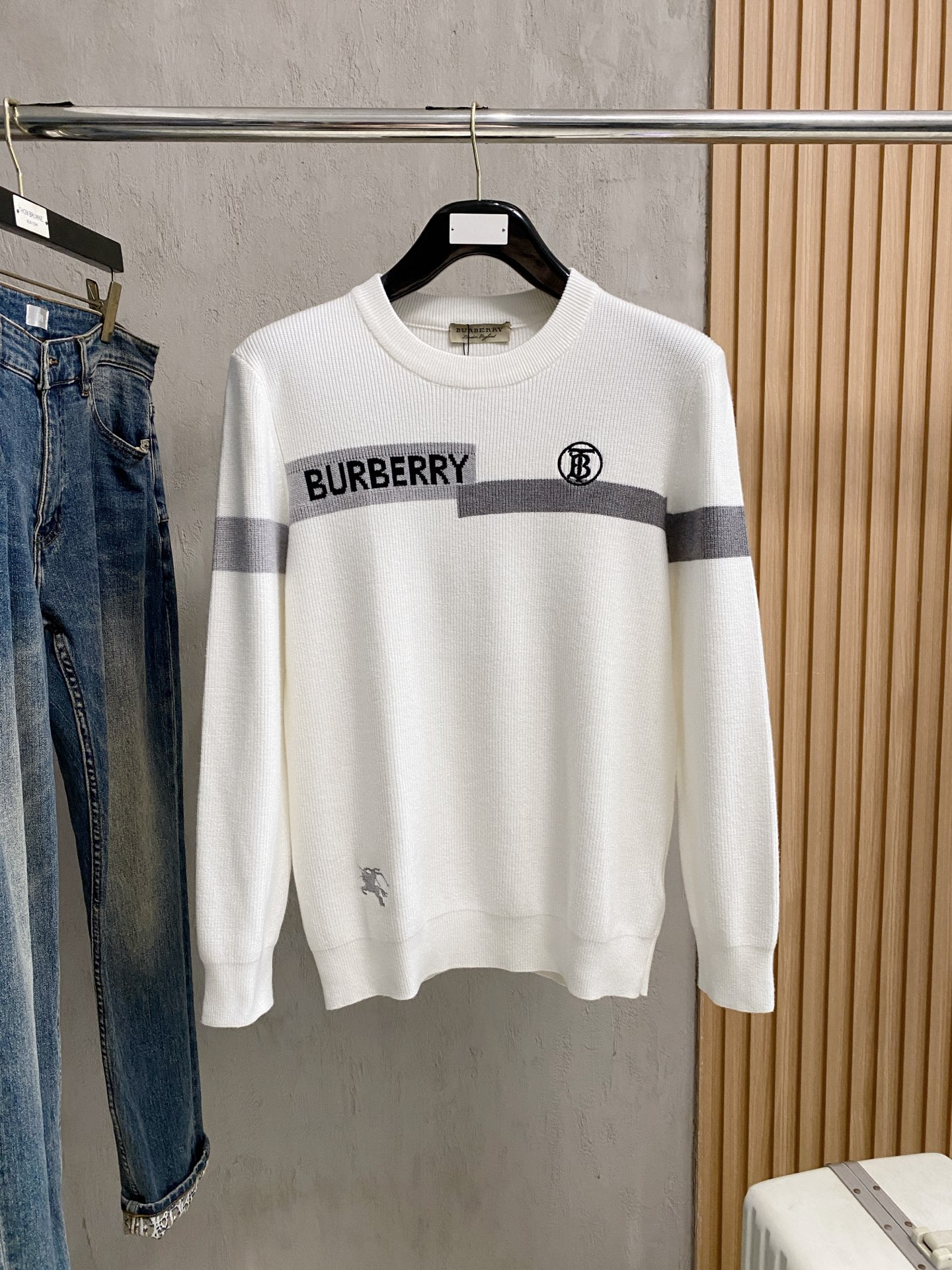 NO:517108,Burberry 25ss autumn and winter [new product] sweaters are exclusively available for tough products, imported original technology wool worsted!  Fine knitting is integrated, and the color mixed weaving is purely handmade. It is of high grade, highlighting the taste and luxury of clothing. It is exquisite in craftsmanship!  Customized original craft thread upper body is so handsome, purchasing level counters with the same model as men and women. Number of codes M-3XL, burberry, sweaters, alexander wang19860909巴宝莉25ss秋冬【新品】毛衣专供狠货,进口原版科技羊毛精纺！精细针织一体,色彩混织纯手工技艺呈现 档次极高,凸显衣着品味与奢华 工艺精湛！定制原版工艺螺纹上身帅到爆,代购级别专柜男女同款 码数M-3XL,,burberry,sweaters,alexander wang,Men's clothing