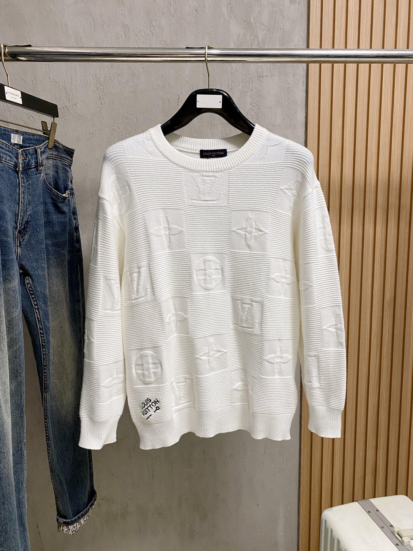 NO:517120,LV25ss autumn and winter [new product] sweaters are exclusively available for tough products, imported original technology wool worsted!  Fine knitting is integrated, and the color mixed weaving is purely handmade. It is of high grade, highlighting the taste and luxury of clothing. It is exquisite in craftsmanship!  Customized original craft thread upper body is so handsome, purchasing level counters with the same model as men and women. Number of codes M-3XL, louis vuitton, sweaters, alexander wang19860909LV25ss秋冬【新品】毛衣专供狠货,进口原版科技羊毛精纺！精细针织一体,色彩混织纯手工技艺呈现 档次极高,凸显衣着品味与奢华 工艺精湛！定制原版工艺螺纹上身帅到爆,代购级别专柜男女同款 码数M-3XL,,louis vuitton,sweaters,alexander wang,Men's clothing