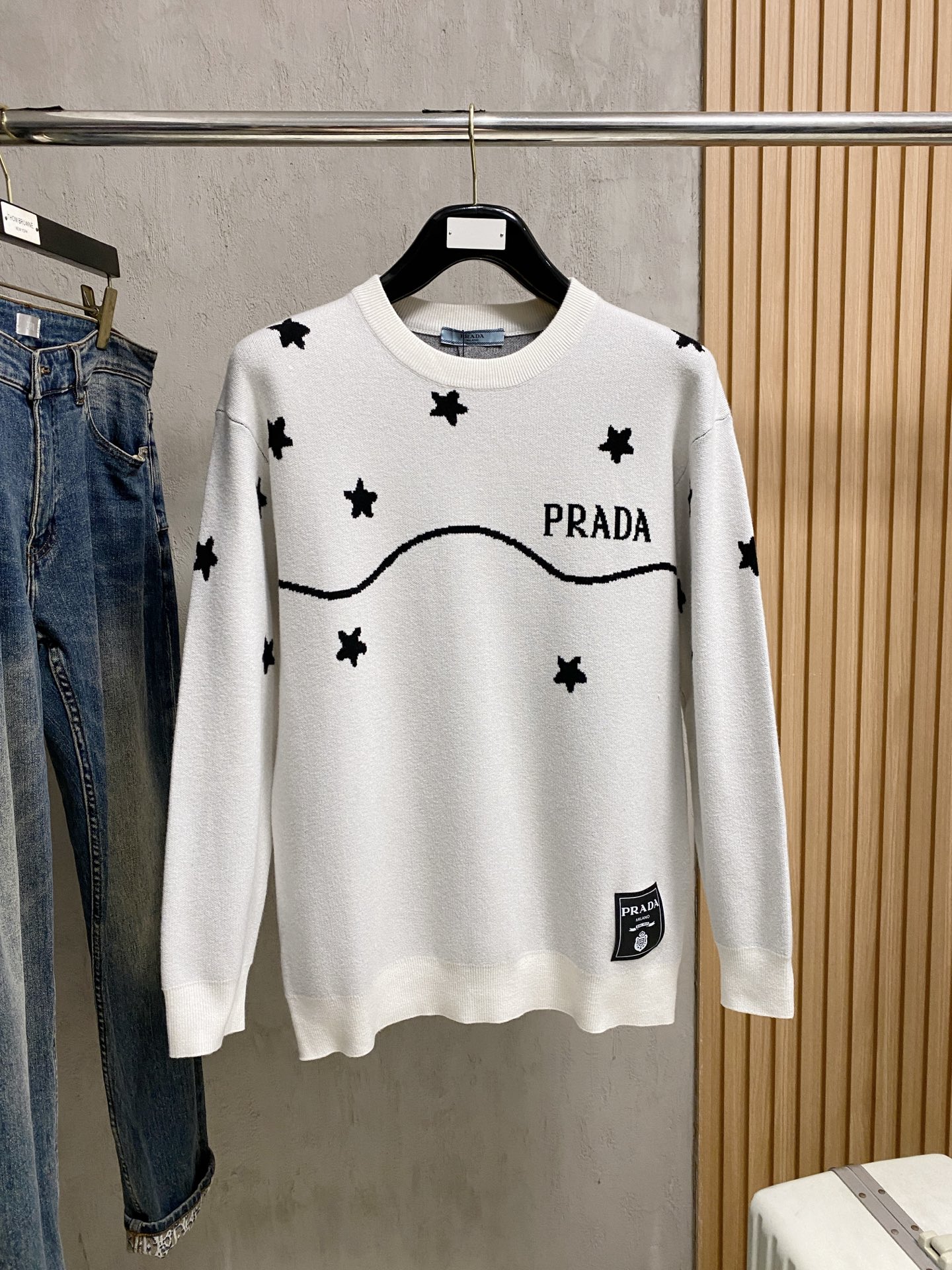 NO:517103,Prada 25ss autumn and winter [new product] sweaters are exclusively available for harsh goods, imported original technology wool worsted!  Fine knitting is integrated, and the color mixed weaving is purely handmade. It is of high grade, highlighting the taste and luxury of clothing. It is exquisite in craftsmanship!  Customized original craft thread upper body is so handsome, purchasing level counters with the same model as men and women. Number of codes M-3XL, prada, sweaters, alexander wang19860909普拉达25ss秋冬【新品】毛衣专供狠货,进口原版科技羊毛精纺！精细针织一体,色彩混织纯手工技艺呈现 档次极高,凸显衣着品味与奢华 工艺精湛！定制原版工艺螺纹上身帅到爆,代购级别专柜男女同款 码数M-3XL,,prada,sweaters,alexander wang,Men's clothing