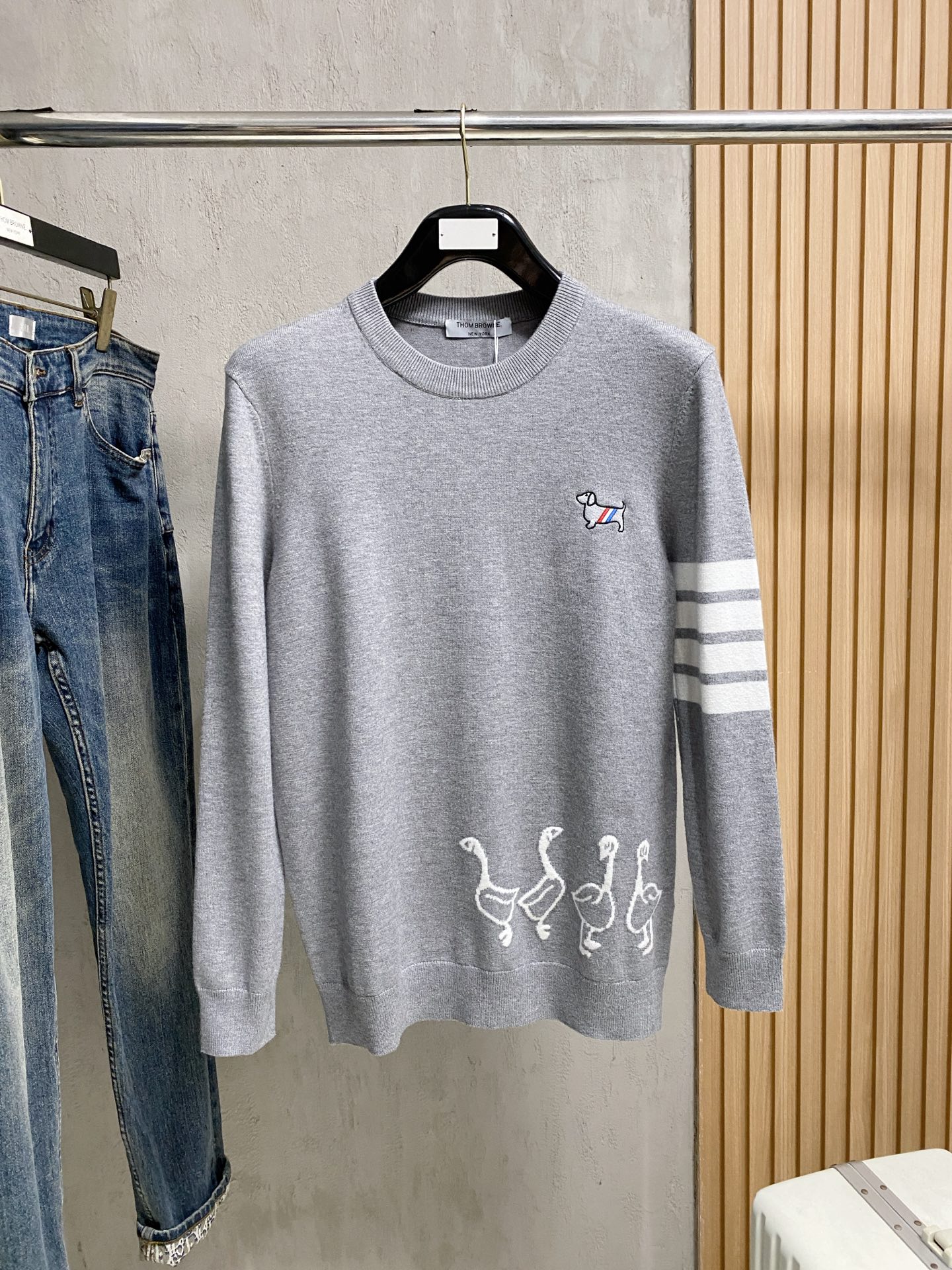 NO:517130,TB25ss autumn and winter [new product] sweaters are exclusively available for tough products, imported original technology wool worsted!  Fine knitting is integrated, and the color mixed weaving is purely handmade. It is of high grade, highlighting the taste and luxury of clothing. It is exquisite in craftsmanship!  Customized original craft thread upper body is so handsome, purchasing level counters with the same model as men and women. Number of codes M-3XL, sweaters, alexander wang19860909TB25ss秋冬【新品】毛衣专供狠货,进口原版科技羊毛精纺！精细针织一体,色彩混织纯手工技艺呈现 档次极高,凸显衣着品味与奢华 工艺精湛！定制原版工艺螺纹上身帅到爆,代购级别专柜男女同款 码数M-3XL,,sweaters,alexander wang,Men's clothing