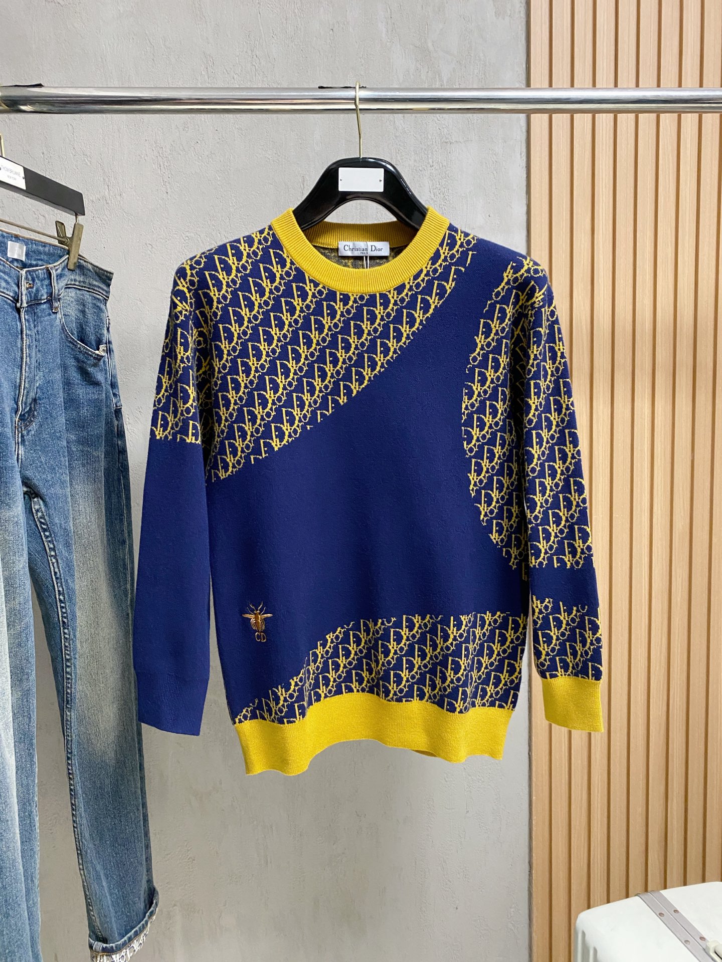 NO:517099,Dior 25ss autumn and winter [new product] sweaters are exclusively available for tough products, imported original technology wool worsted!  Fine knitting is integrated, and the color mixed weaving is purely handmade. It is of high grade, highlighting the taste and luxury of clothing. It is exquisite in craftsmanship!  Customized original craft thread upper body is so handsome, purchasing level counters with the same model as men and women. Number of codes M-3XL, dior, sweaters, alexander wang19860909迪奥25ss秋冬【新品】毛衣专供狠货,进口原版科技羊毛精纺！精细针织一体,色彩混织纯手工技艺呈现 档次极高,凸显衣着品味与奢华 工艺精湛！定制原版工艺螺纹上身帅到爆,代购级别专柜男女同款 码数M-3XL,,dior,sweaters,alexander wang,Men's clothing