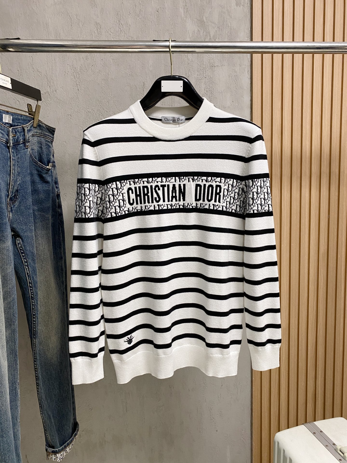 NO:517135,Dior 25ss autumn and winter [new product] sweaters are exclusively available for tough products, imported original technology wool worsted!  Fine knitting is integrated, and the color mixed weaving is purely handmade. It is of high grade, highlighting the taste and luxury of clothing. It is exquisite in craftsmanship!  Customized original craft thread upper body is so handsome, purchasing level counters with the same model as men and women. Number of codes M-3XL, dior, sweaters, alexander wang19860909迪奥25ss秋冬【新品】毛衣专供狠货,进口原版科技羊毛精纺！精细针织一体,色彩混织纯手工技艺呈现 档次极高,凸显衣着品味与奢华 工艺精湛！定制原版工艺螺纹上身帅到爆,代购级别专柜男女同款 码数M-3XL,,dior,sweaters,alexander wang,Men's clothing