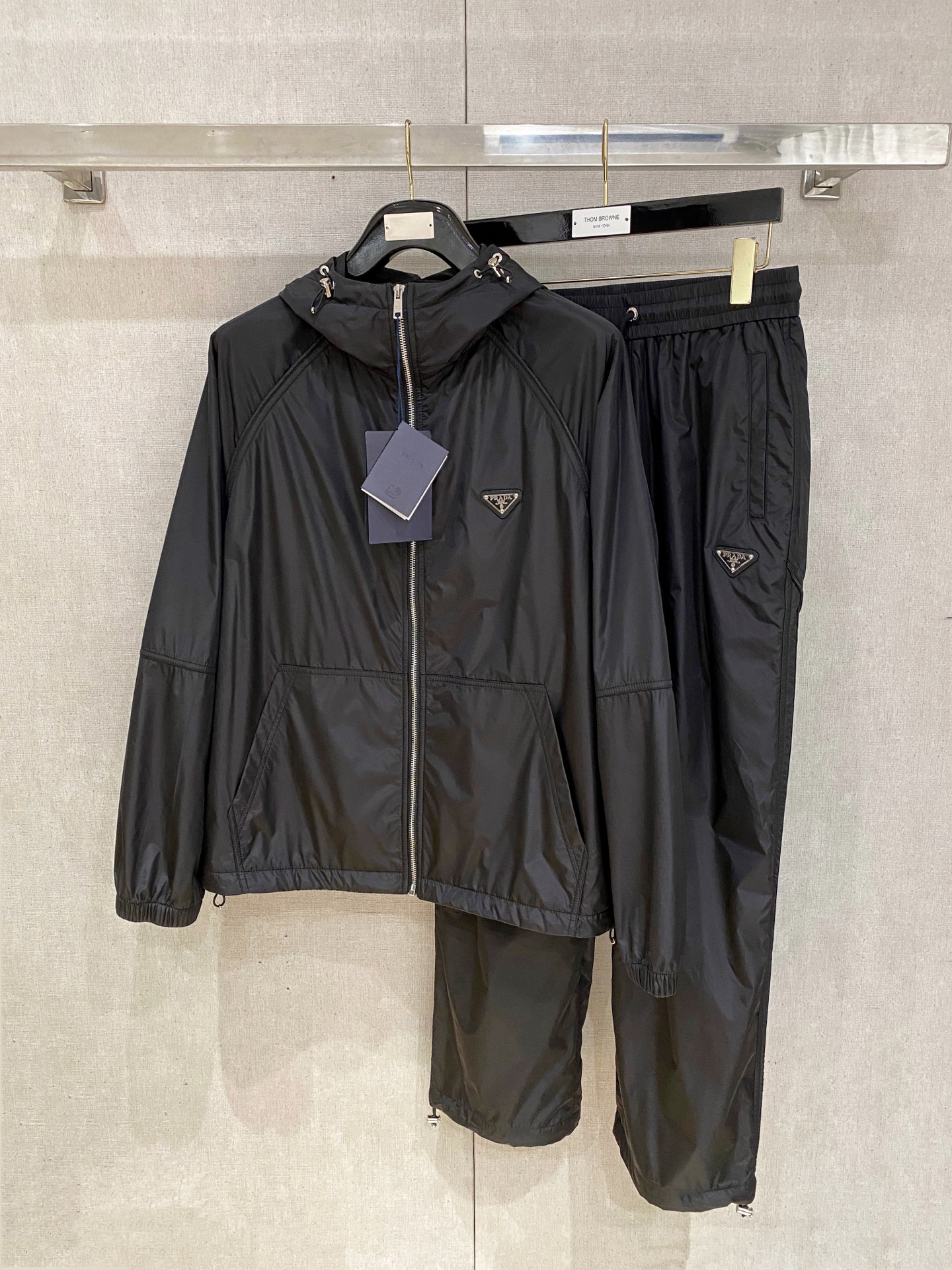 NO:538097,New jackets, pants, detachable Prada suit. The same style on the official website, complete with three standards!  New spring and summer men's jacket, fashionable and casual high-end version!  Customized fabrics for counters are breathable and comfortable, with impeccable details, and the brand element design concept reflects high quality. The feel is delicate and soft!  It is casually cut, with a great upper body style!  Code number M-3Xl, prada, jackets & coats, jackets & coats, alexander wang19860909上新 夹克、裤子 .可拆分 普拉达套装.官网同款,三标齐全！春夏新款男士夹克外套,时尚休闲高端版本！专柜定制面料 透气舒适度高,细节无可挑剔,品牌元素设计理念,体现高品质.手感细腻柔软！呈现休闲裁剪,上身版型超赞！码数M-3Xl,,prada,jackets & coats,jackets & coats,alexander wang,Men's clothing