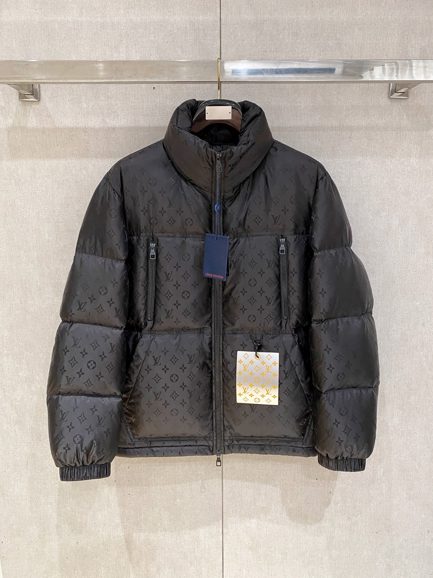 LV 官网款2025秋冬新款羽绒服.这款号称羽绒服届最高端的,全部90绒的三标齐全带着经典的Logo组合搭配,第一眼看到就是满满的视觉冲击,保暖性能更出色,轻便不厚重,且压缩后的蓬松度恢复性好,聚热锁温!个性的拼色设计,清新有活力!市面流通的版本实在太多了,除了面料做工不同外,最大的区别就是填充物根本不是鹅绒而是羽丝或手感绒等等,而不懂的根本不容易区分.另外面料和做工也绝对不是一个级别,总之认准我们,让你绝对不跑偏,独家全色全部购入正版开发,懂我们家羽绒服质量的,完全可以放心闭眼推.三标齐全!男女同款系列! 下单报身高体重