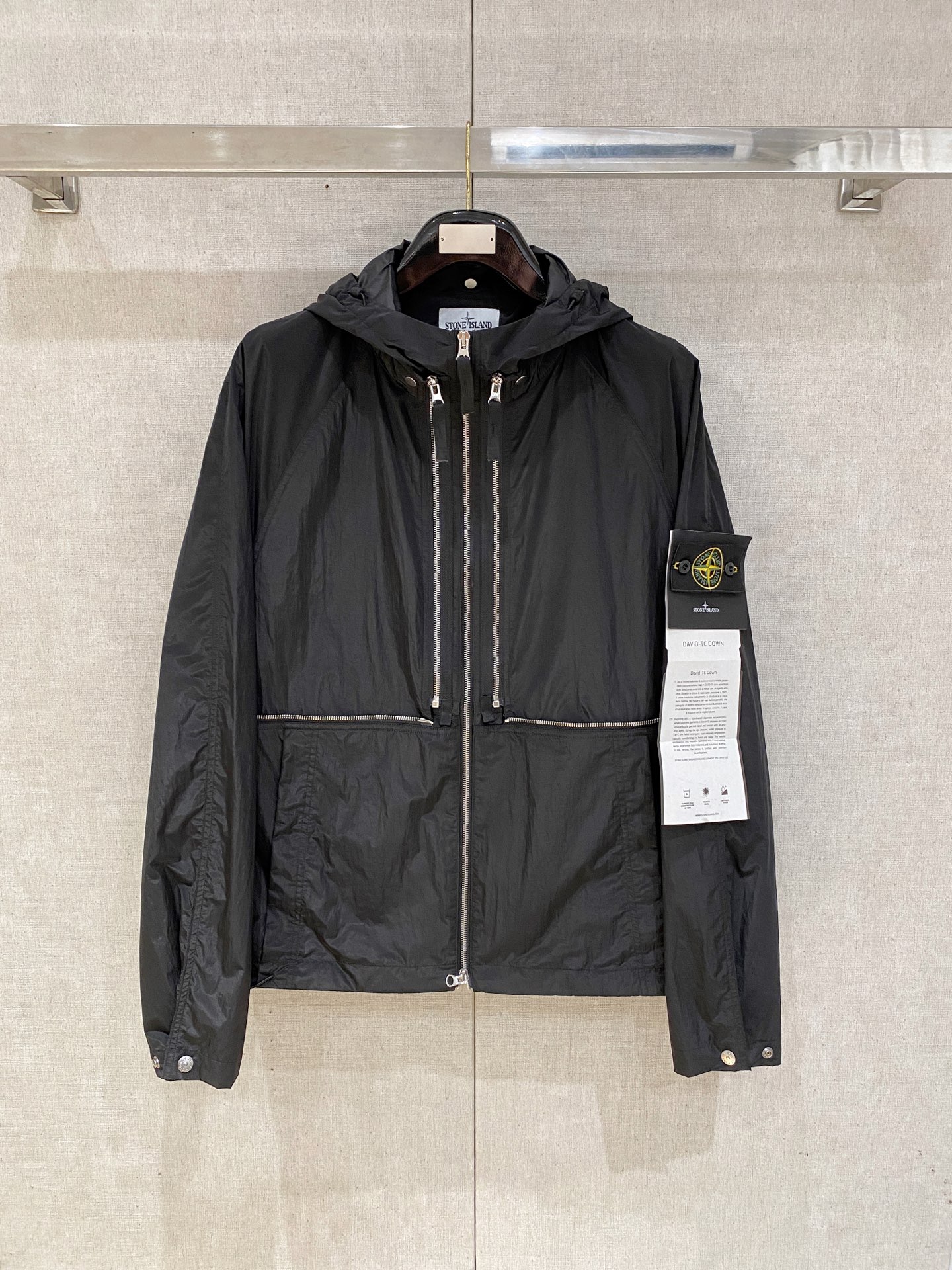 NO:538111,(Two top fakes) Stone Island counter 1 to 1, top quality 2025 new jacket jacket, the new product on the show is perfect, comfortable and warm, the three standards are complete in color and full and attractive, and the very outstanding design easily advances the sense of fashion, the workmanship is extremely exquisite and rigorous, and the wiring is neat and meticulous!  A masterpiece of a big-name designer!  The upper body doesn't look bloated and super handsome!  Spot code M ~ XXXL,,jackets & coats,jackets & coats,alexander wang19860909（顶级假两件） 石头岛 专柜一比一、顶级品质 2025新款夹克外套,秀场新品品相非常完美,舒适保暖,三标齐全色泽饱满诱人,非常出彩的设计,轻松将时髦感进阶,做工极为考究严谨,走线工整细致！大牌设计师巨作！上身不显臃肿、超级帅气！现货码数M ～ XXXL,,jackets & coats,jackets & coats,alexander wang,Men's clothing