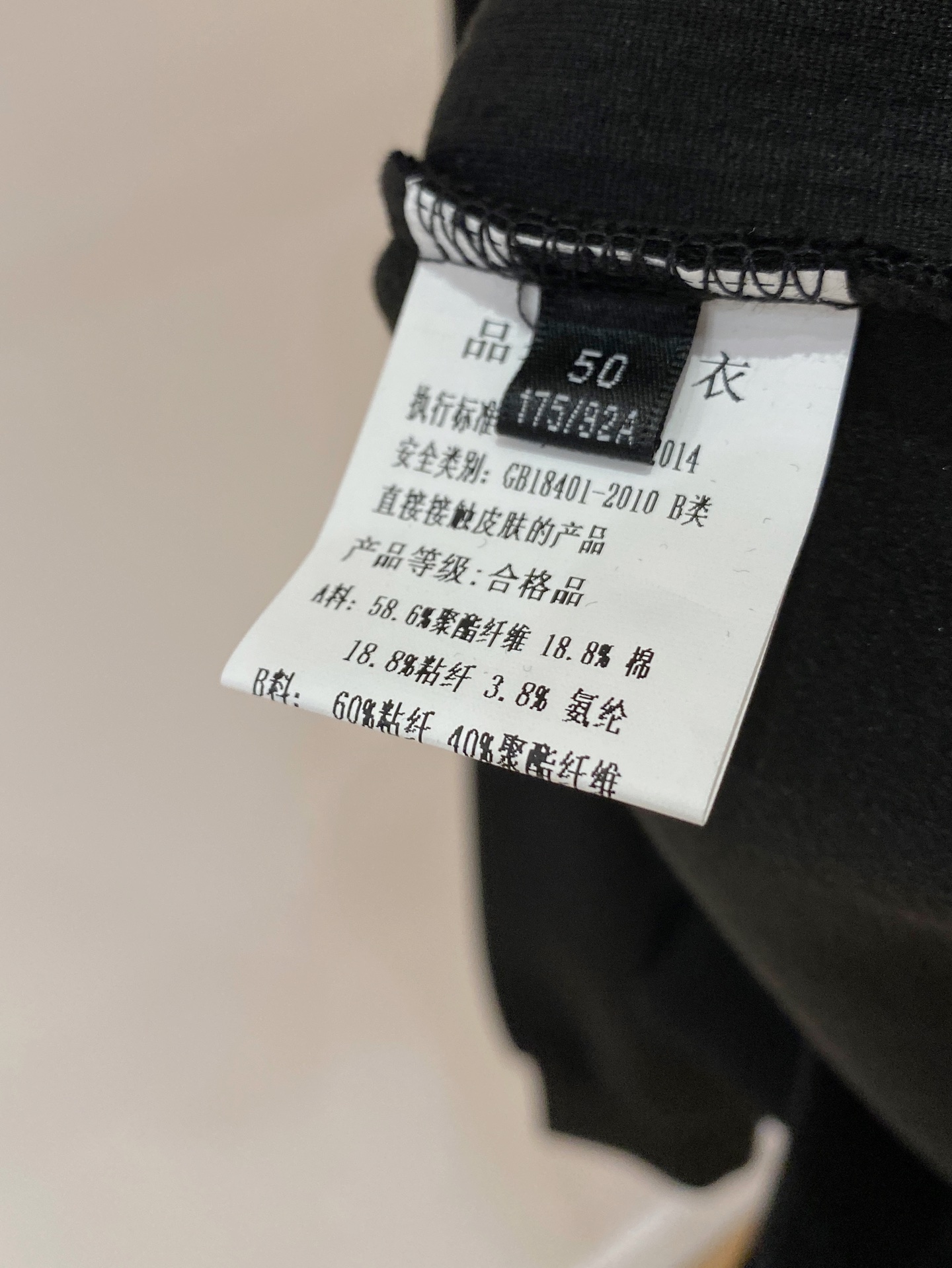 。普拉达 2025秋冬 羊毛混纺套头针织卫衣 几何拼皮的口袋设计 很有亮点，标志字母纽扣 细节上凸显质感